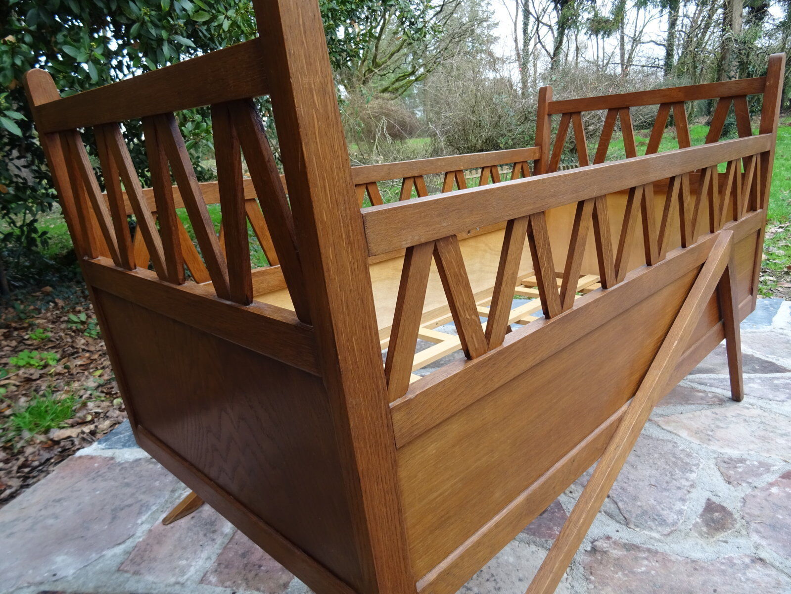 Oak crib, compass feet