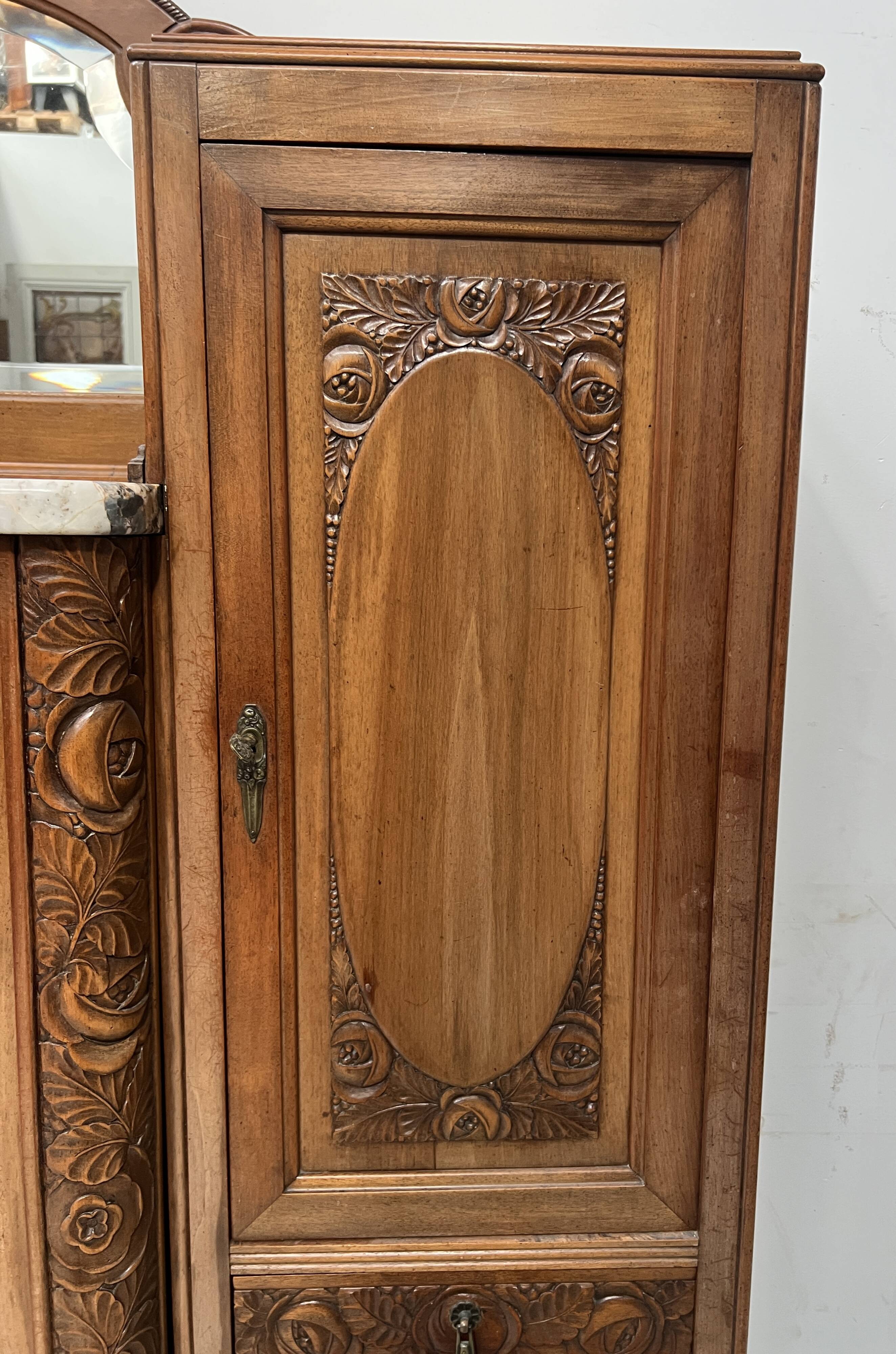 Art Deco buffet in solid walnut, 20th century.