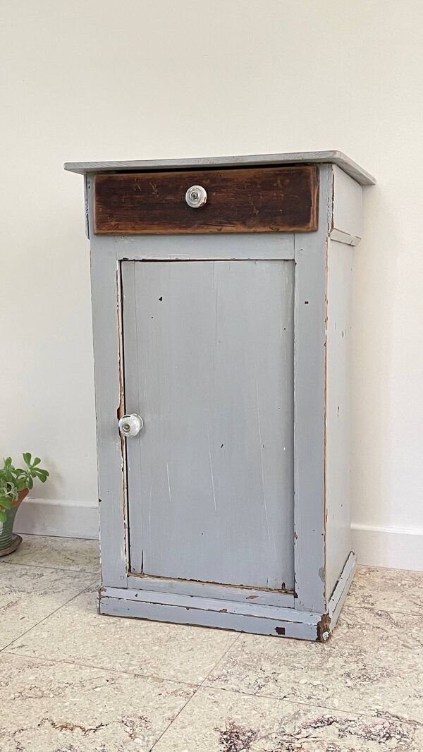 Meuble chevet ancien en bois gris patiné