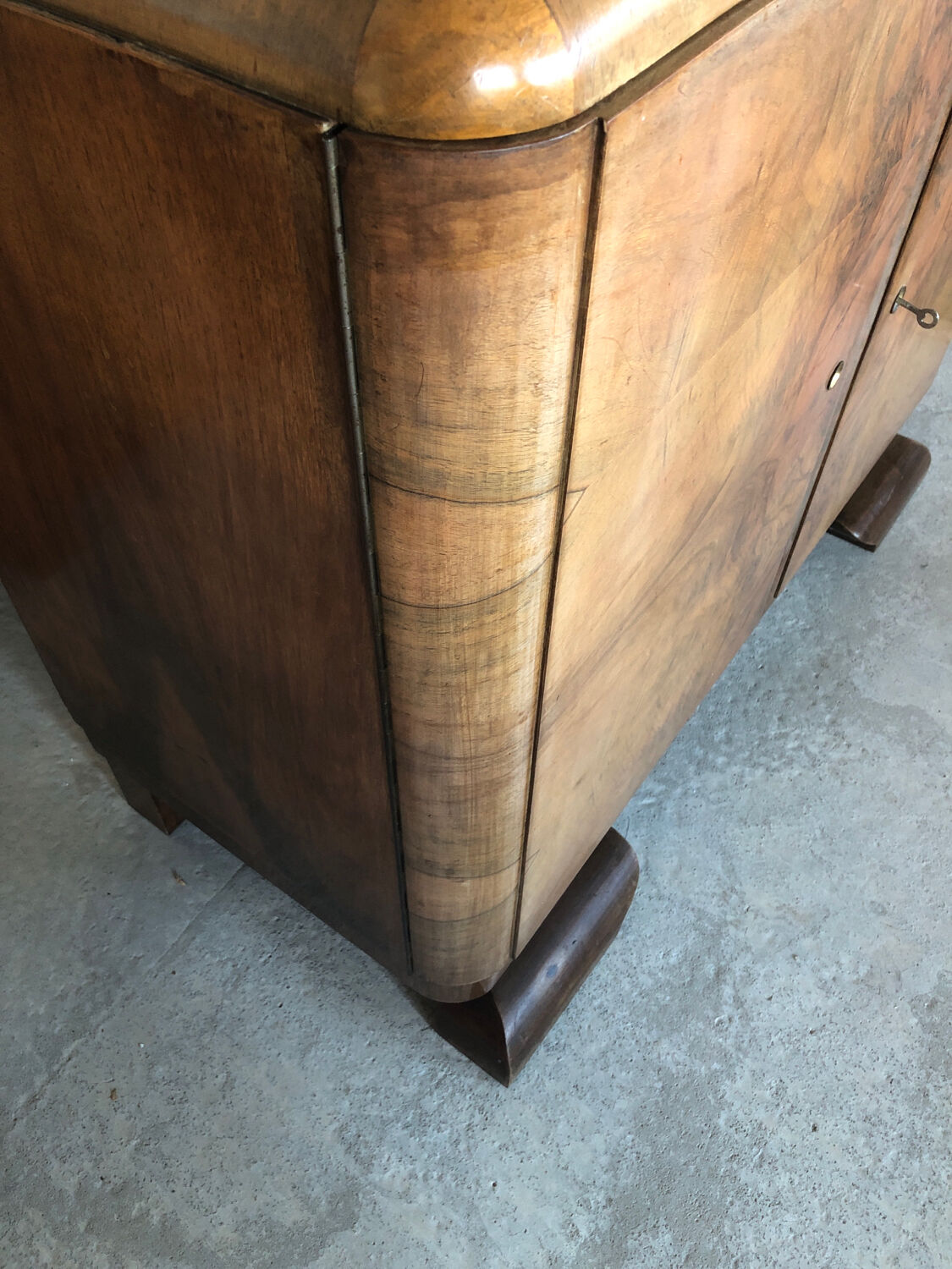 Art deco wooden chest of drawers from the 1940s
