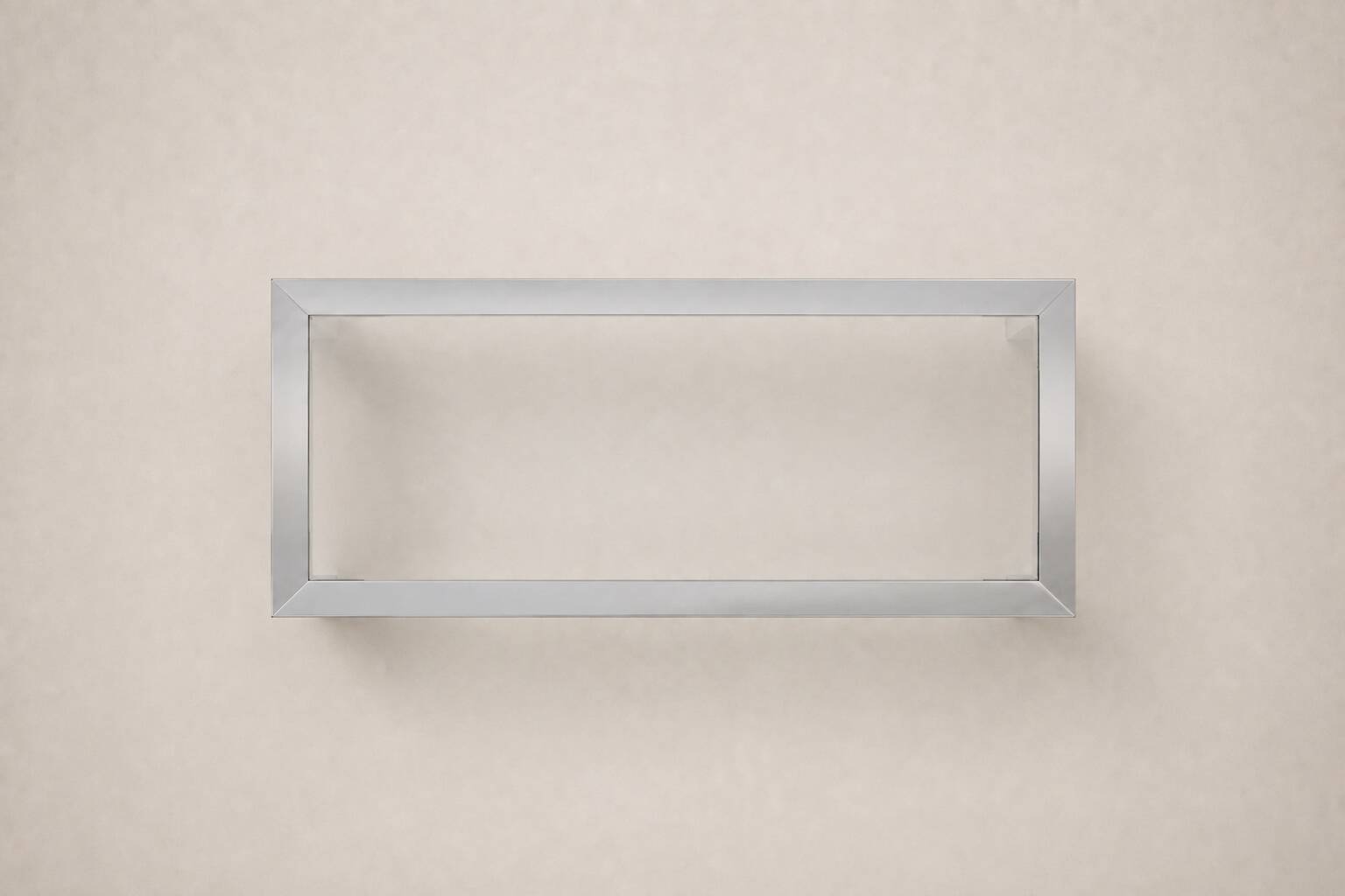 Table basse moderniste en acier chromé et verre clair — Europe, vers 1970