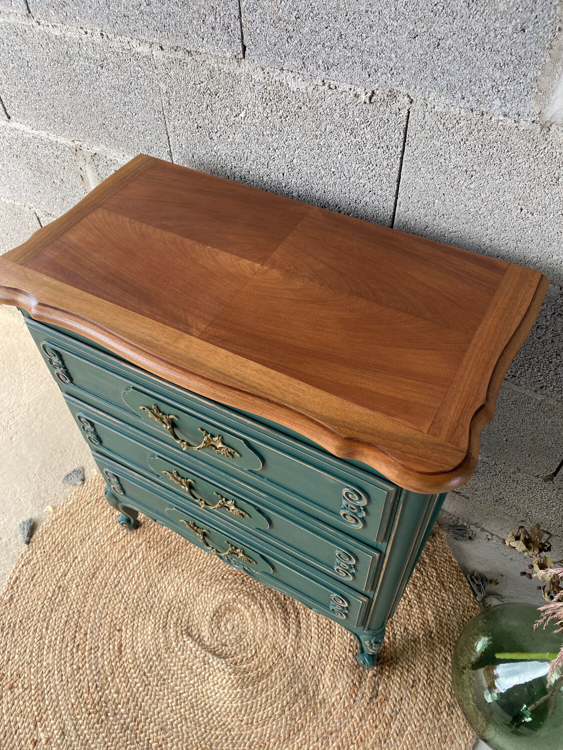 Commode bois massif relookée vert sapin patiné et bois