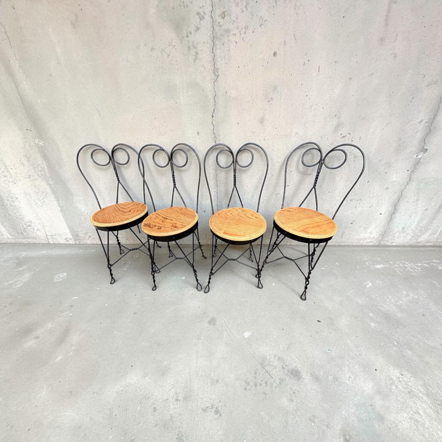 Set of 4 vintage wrought iron chairs from the 1940s.