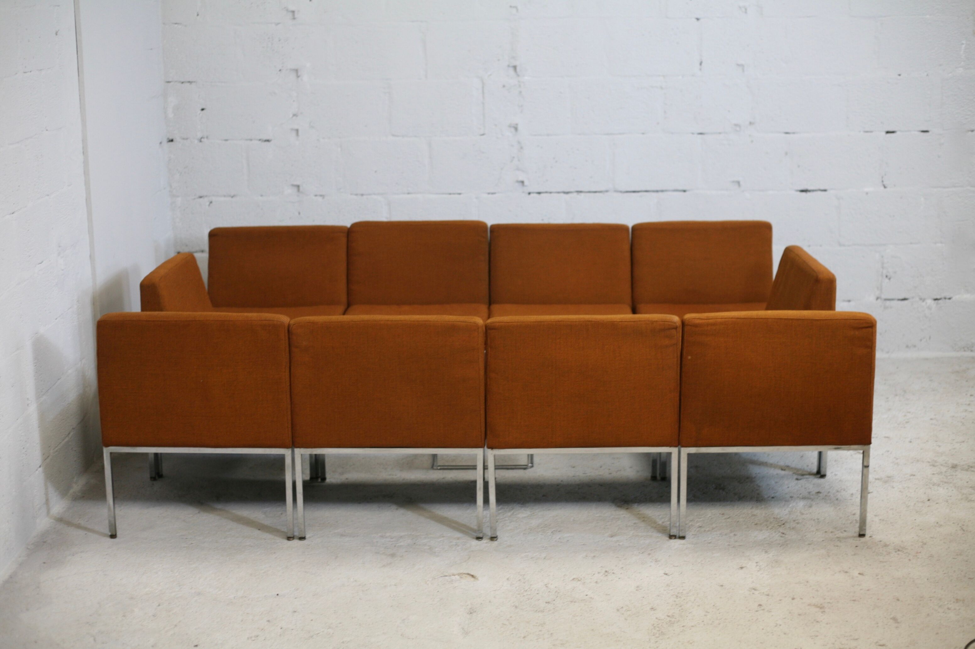 Ensemble de 10 chauffeuses de Louis Baillon, édition Planforms formant canapé modulable, circa 1950