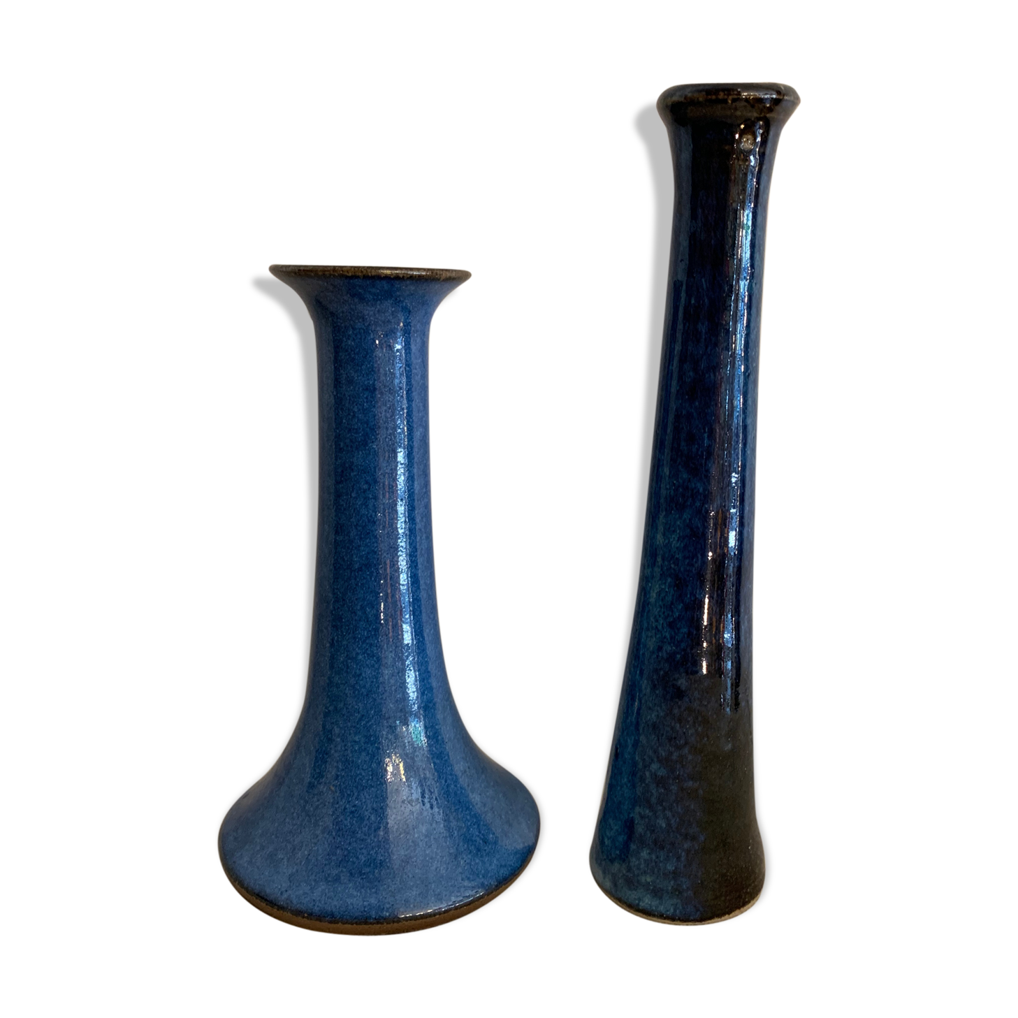Paire de petits vases soliflores en grès bleu émaillé