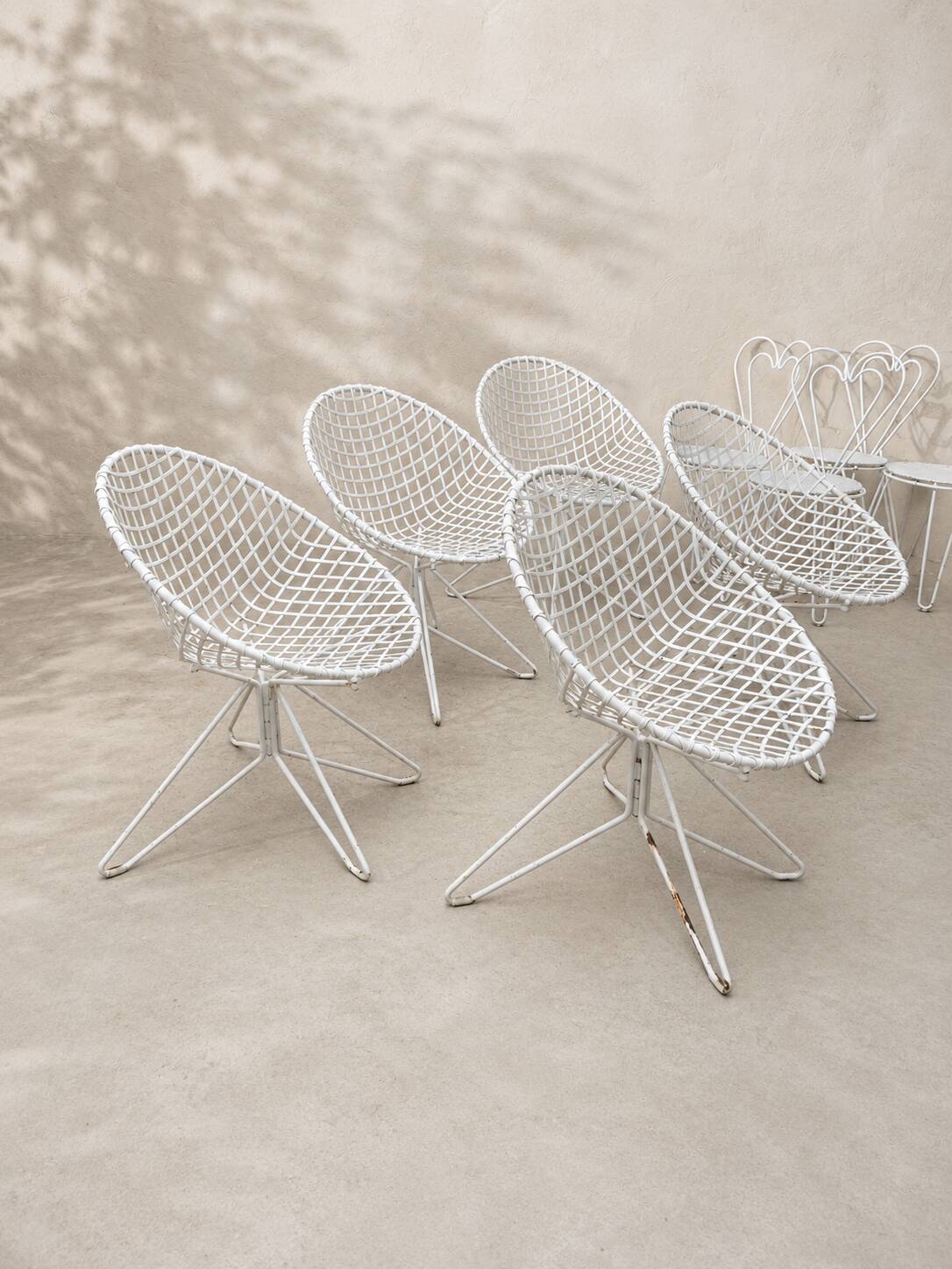 Fauteuil vintage en treillis d'acier laqué blanc – design moderniste