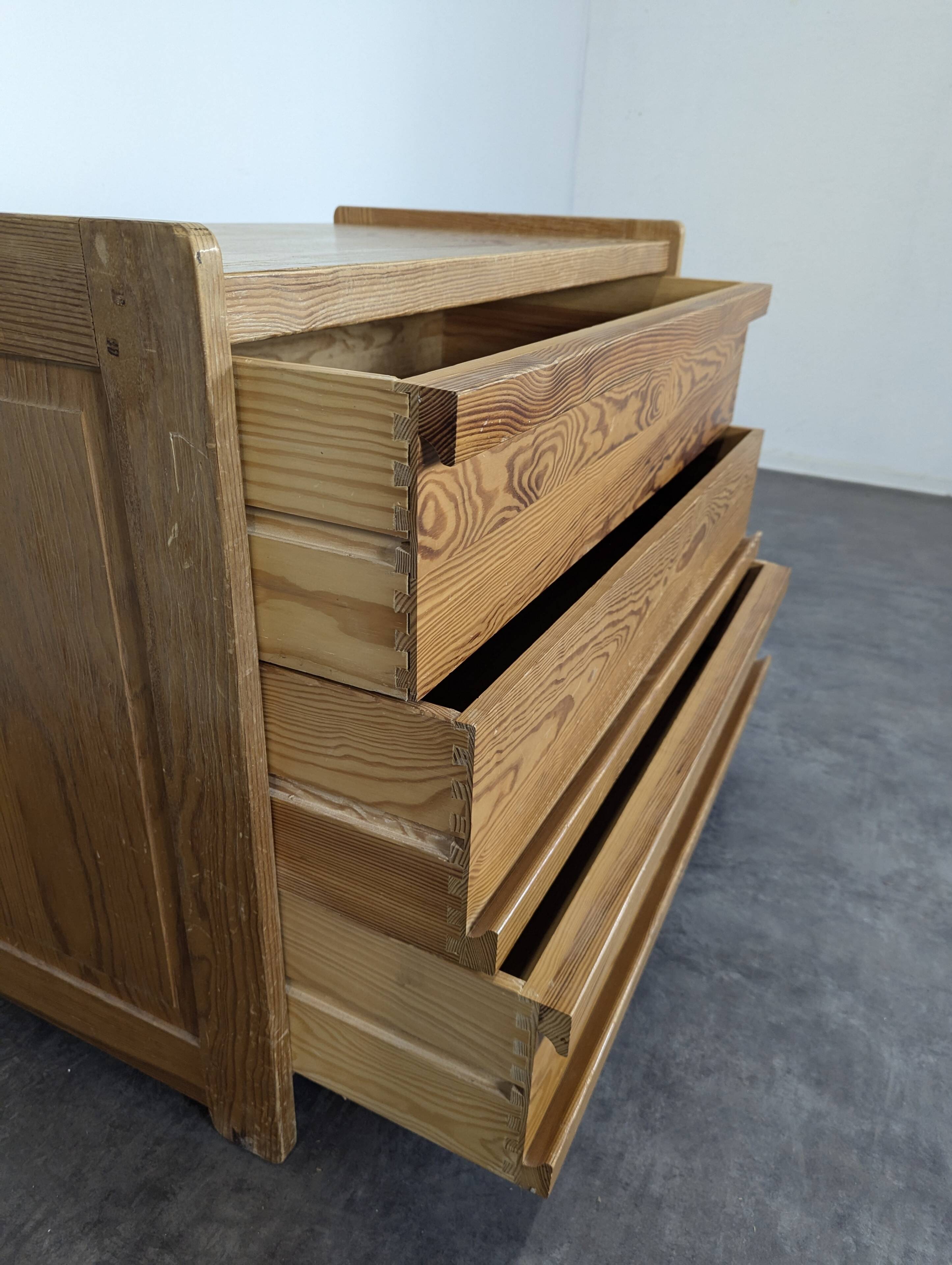 Commode moderniste en pin