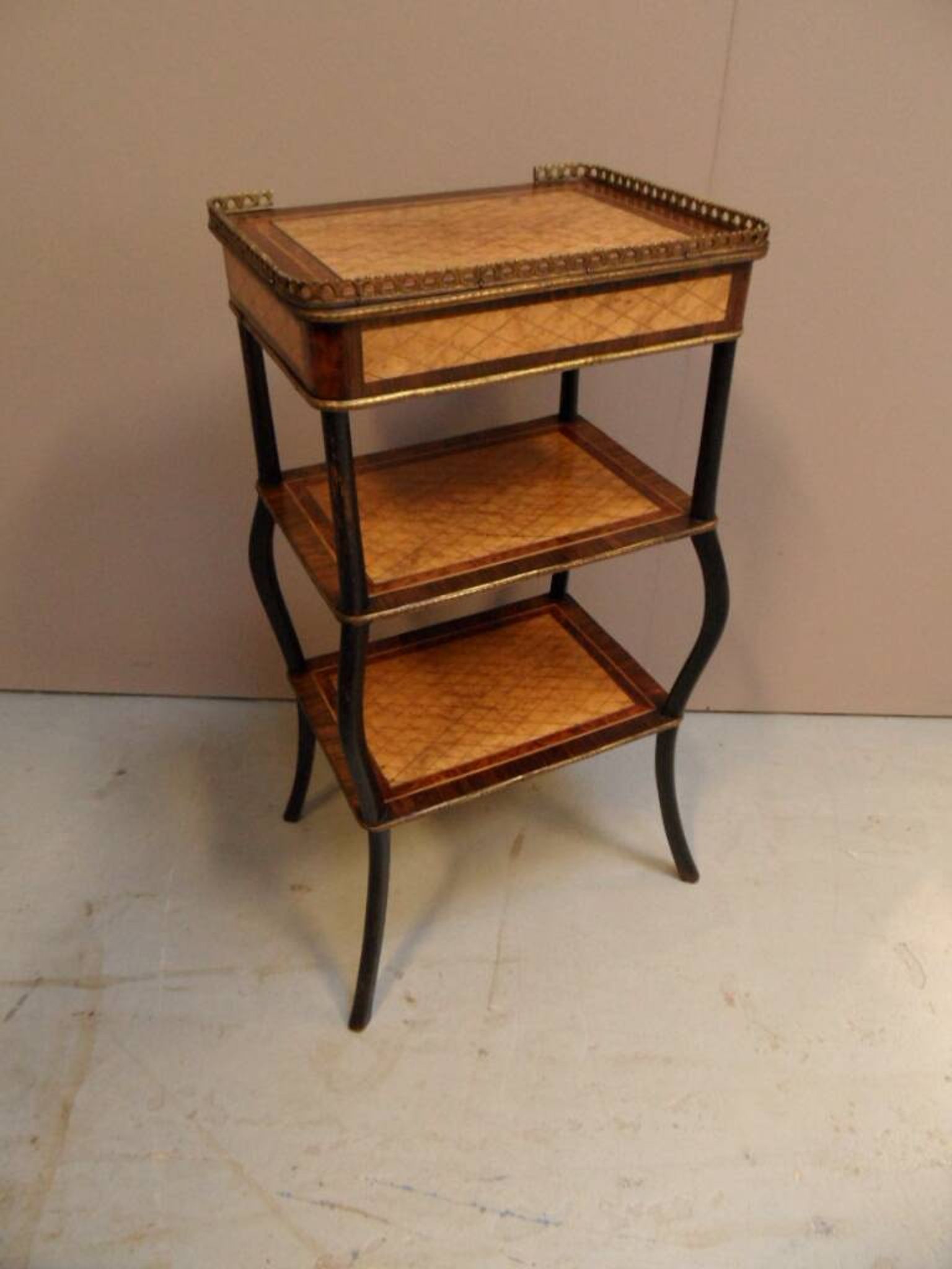 Table d'appoint antique Napoléon 3 avec marqueterie