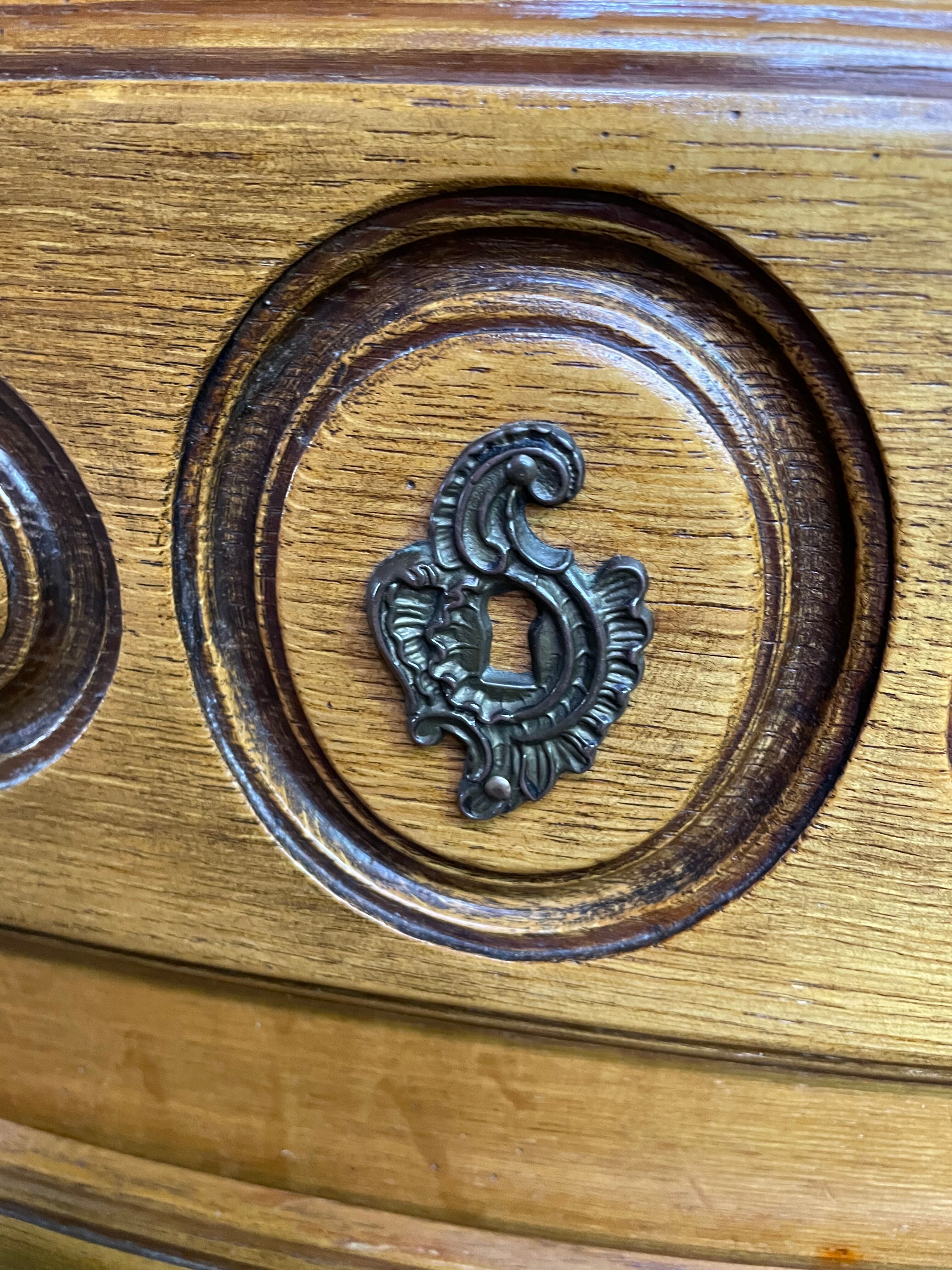 Parisian chest of drawers in solid oak Louis XIV style