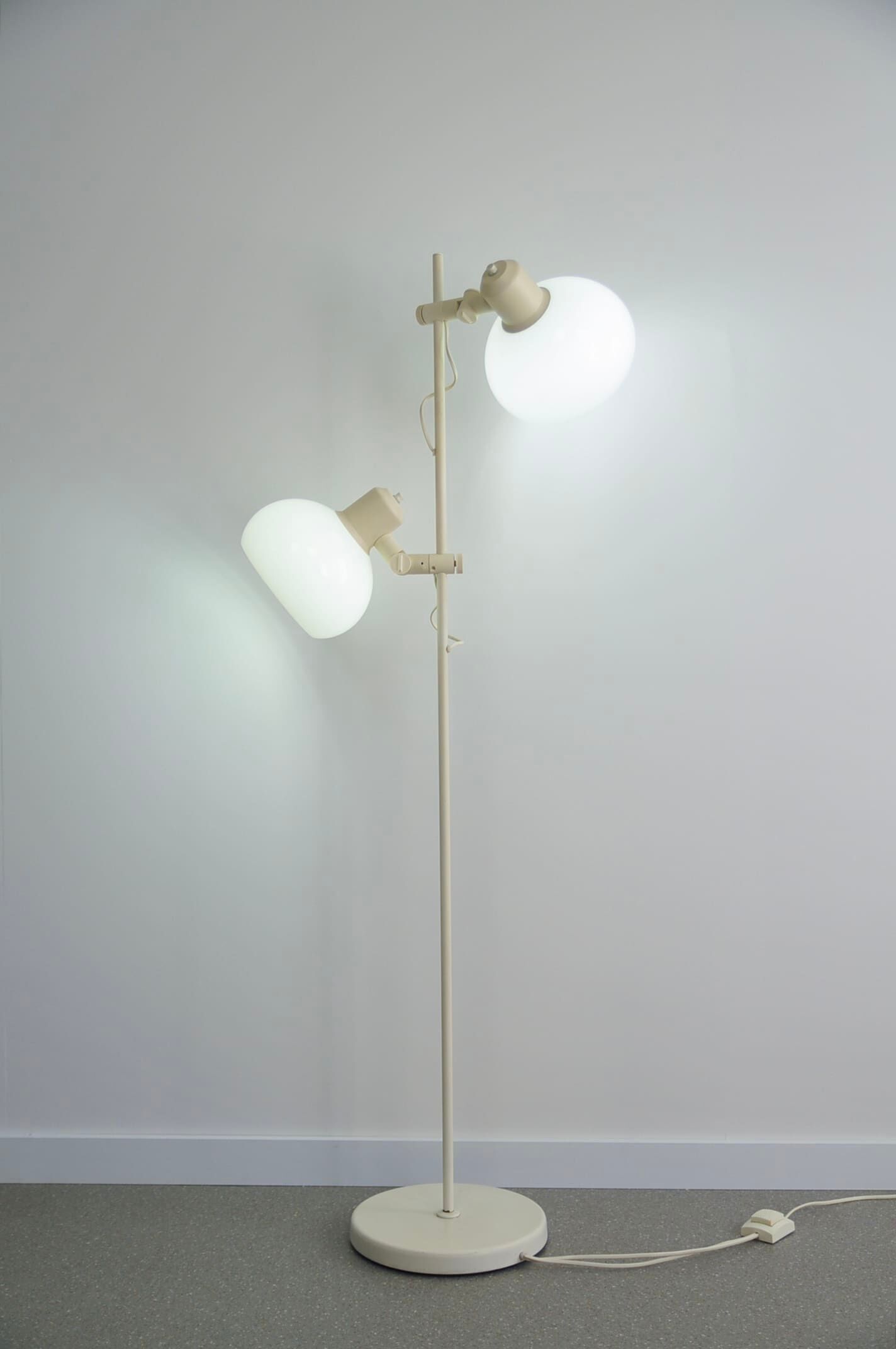 Lampadaire en métal blanc en forme de champignon