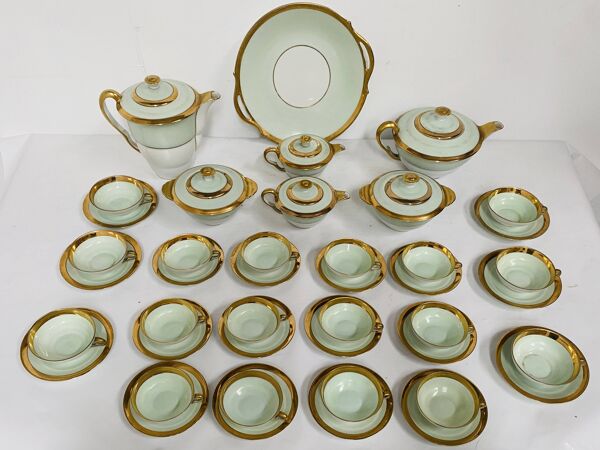 Service à café et thé comportant 25 pièces en porcelaine polychrome. XXe siècle.