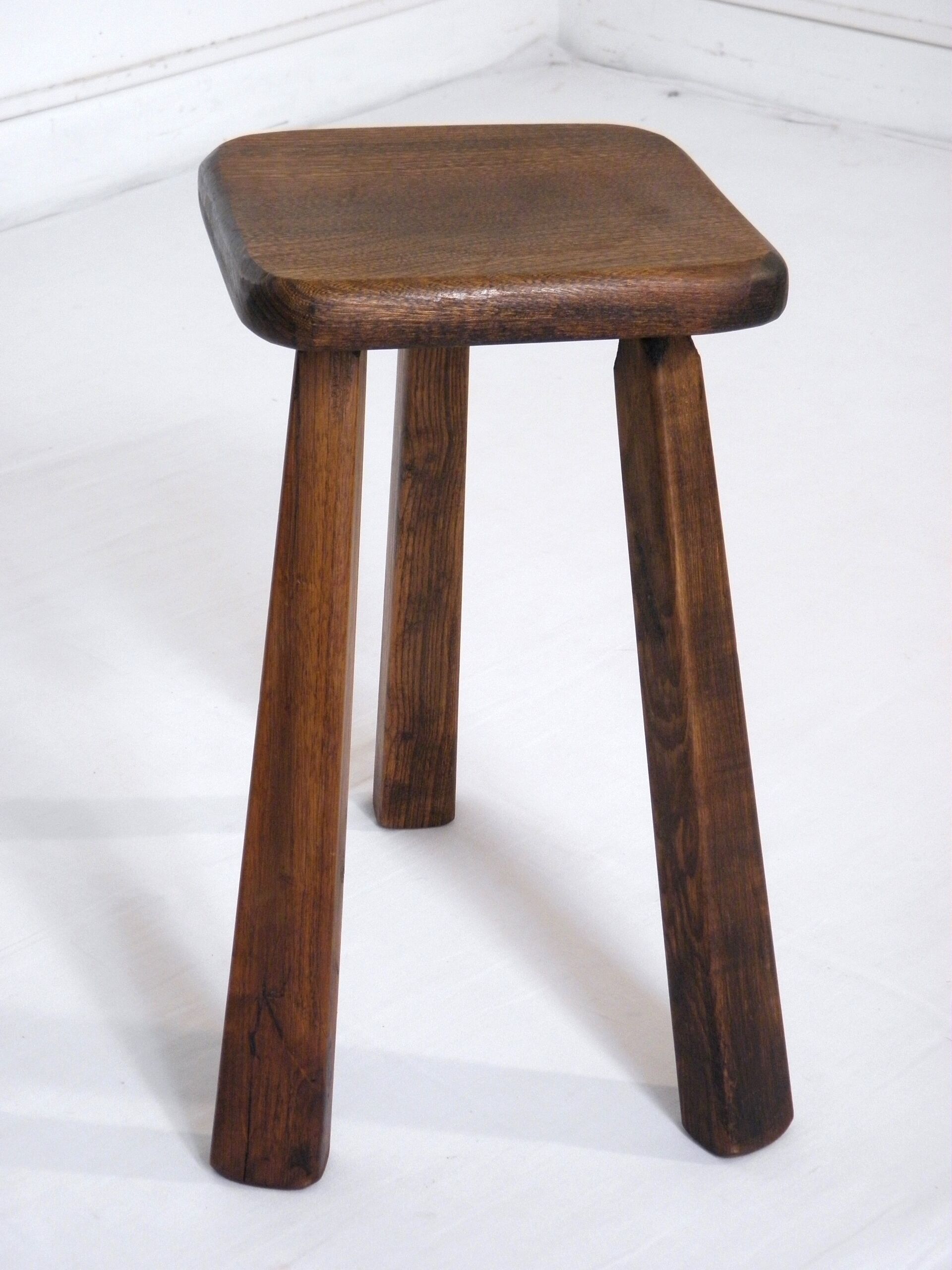 Tabouret tripode en bois