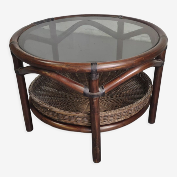 Table basse vintage en rotin avec le plateau en verre fumé et étagère panier en rotin