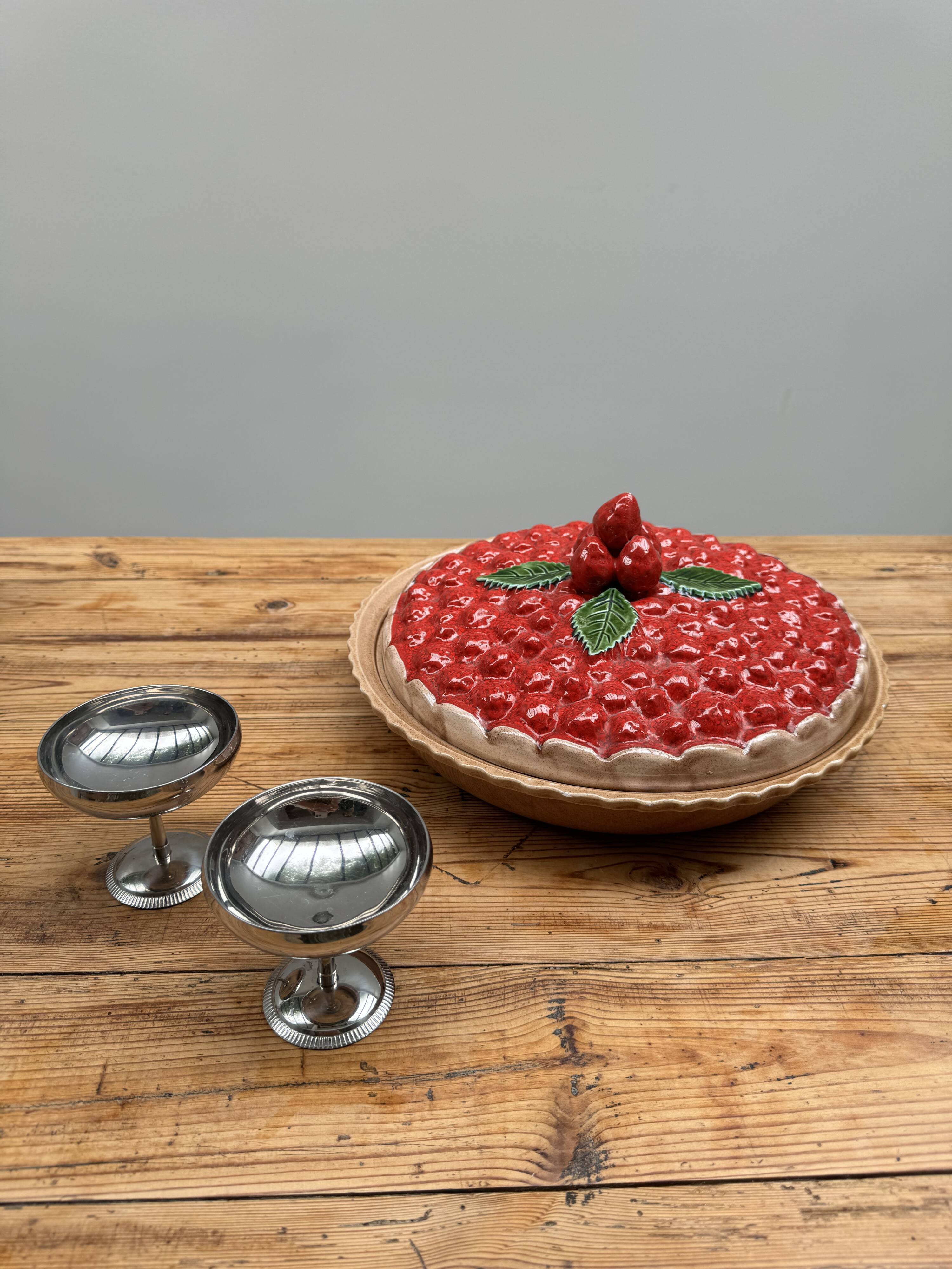 A trompe l’oeil strawberry pie dish