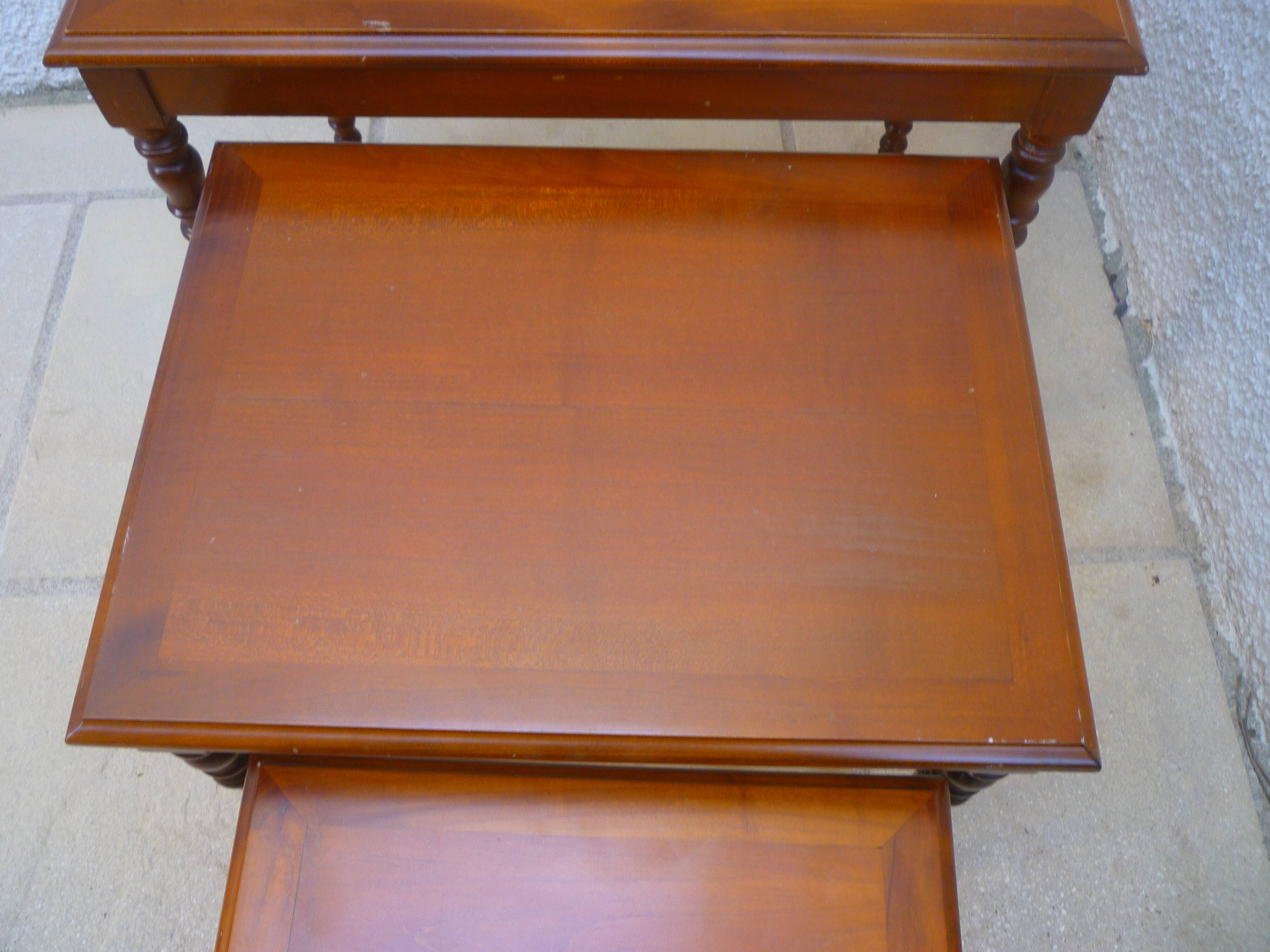 Pull-out tables in cherry