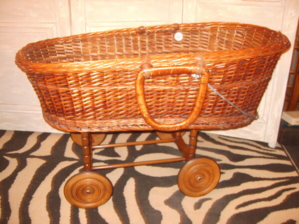 Berceau en rotin sur roulettes