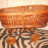 Cradle in rattan on wheels