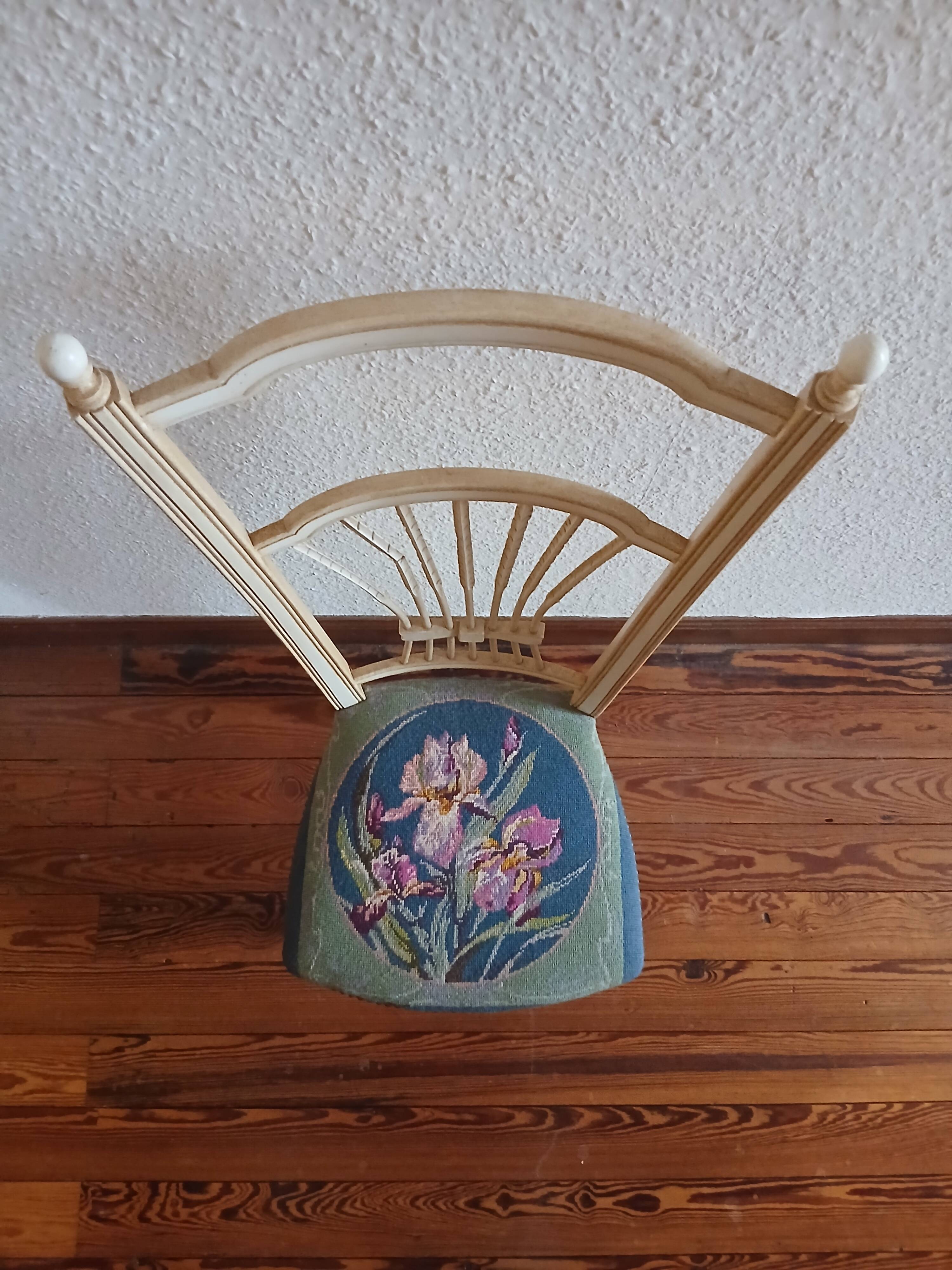 Nursing chair with iris pattern seat