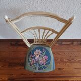 Nursing chair with iris pattern seat