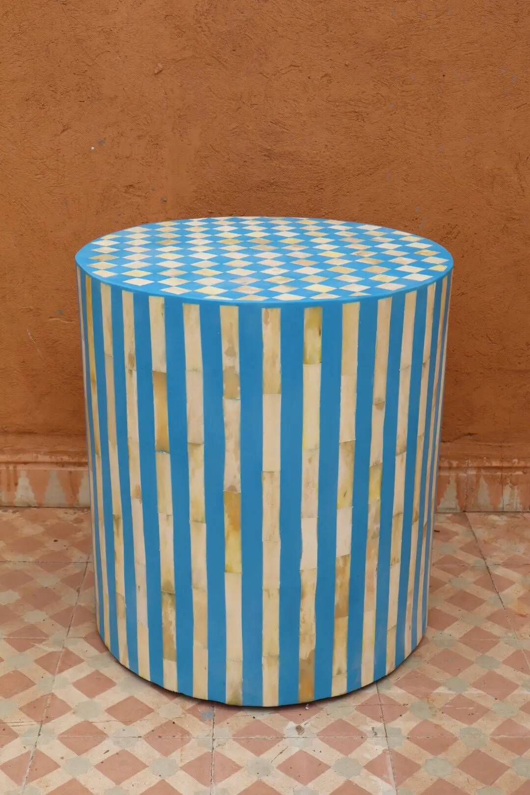 Table d'appoint tabouret en marqueterie os et résine bleue