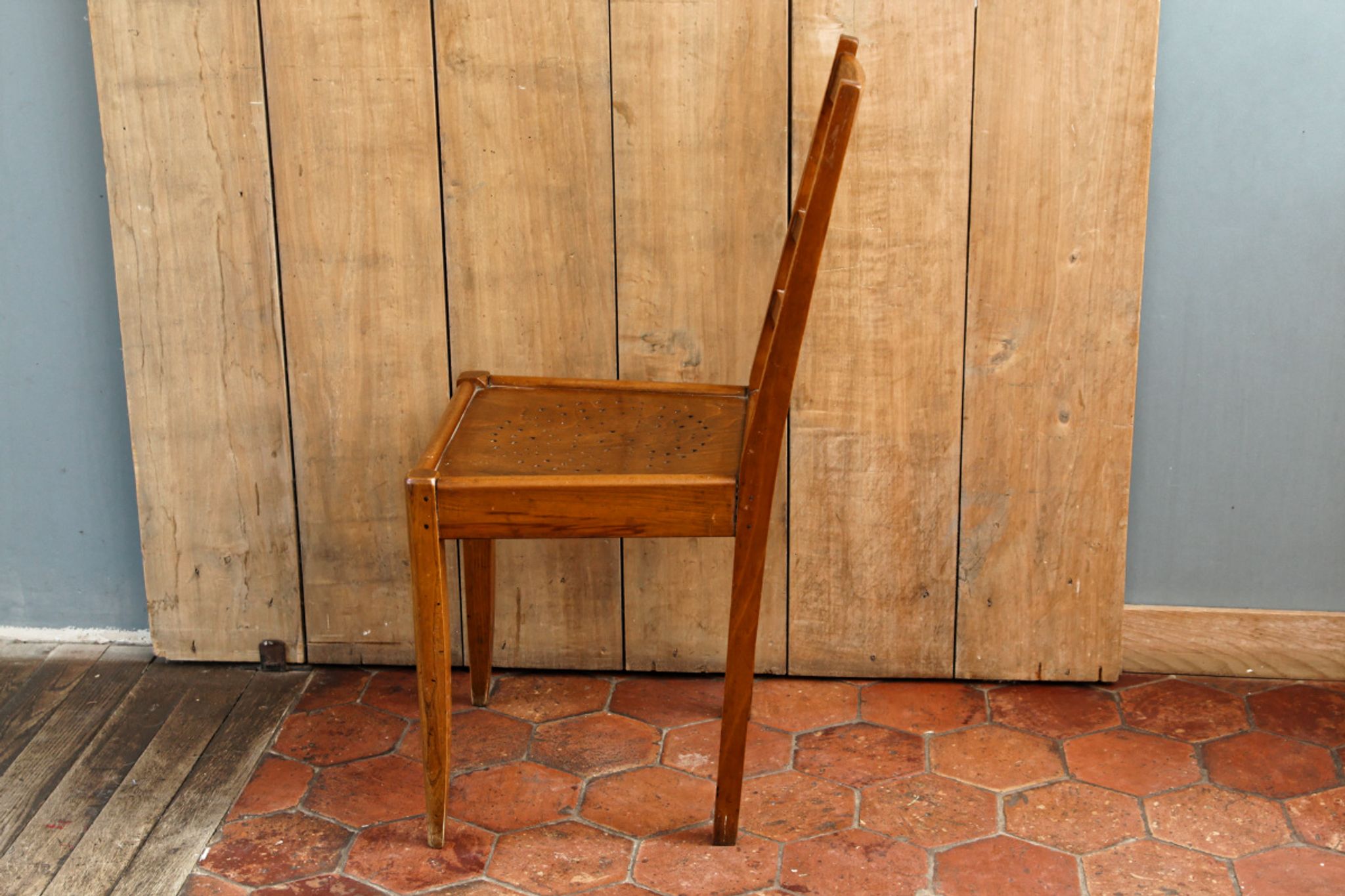 Lot de 4 chaises période Reconstruction bois massif