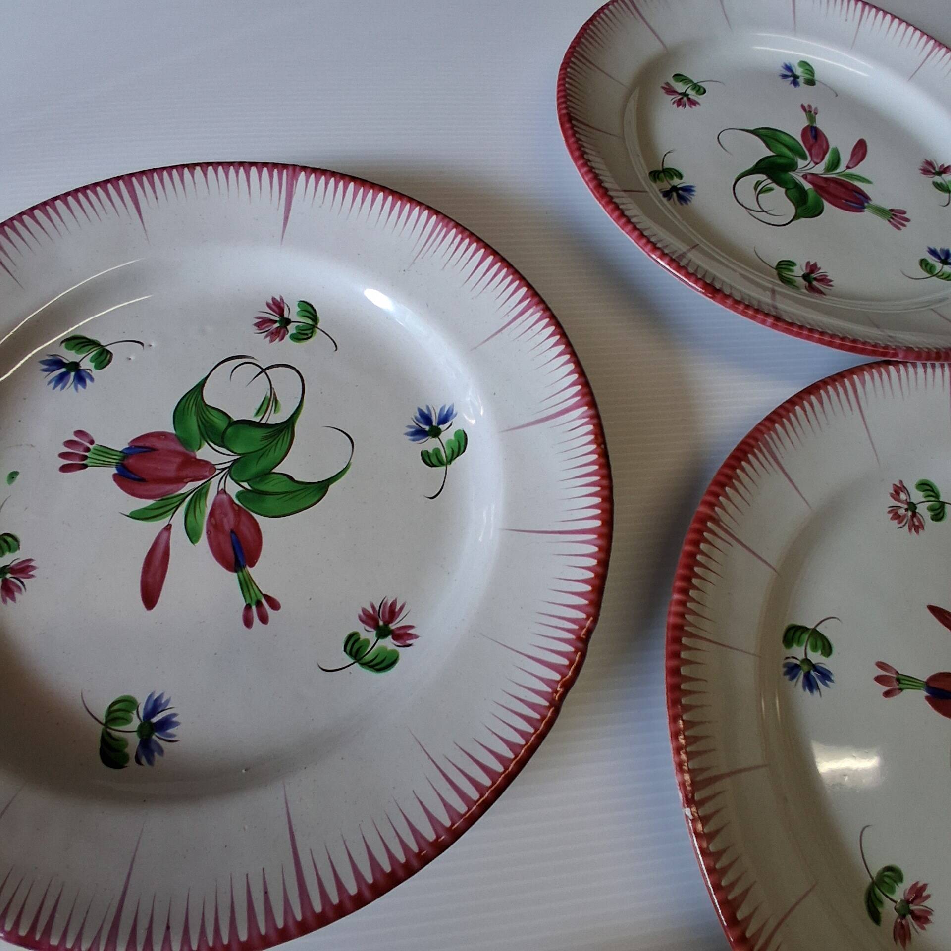 6 antique flat plates in earthenware in good condition.