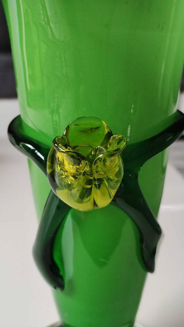 Vase Design forme Florale/Rose jaune en relief, col forme corolle. Style Murano. Haut 25 cm