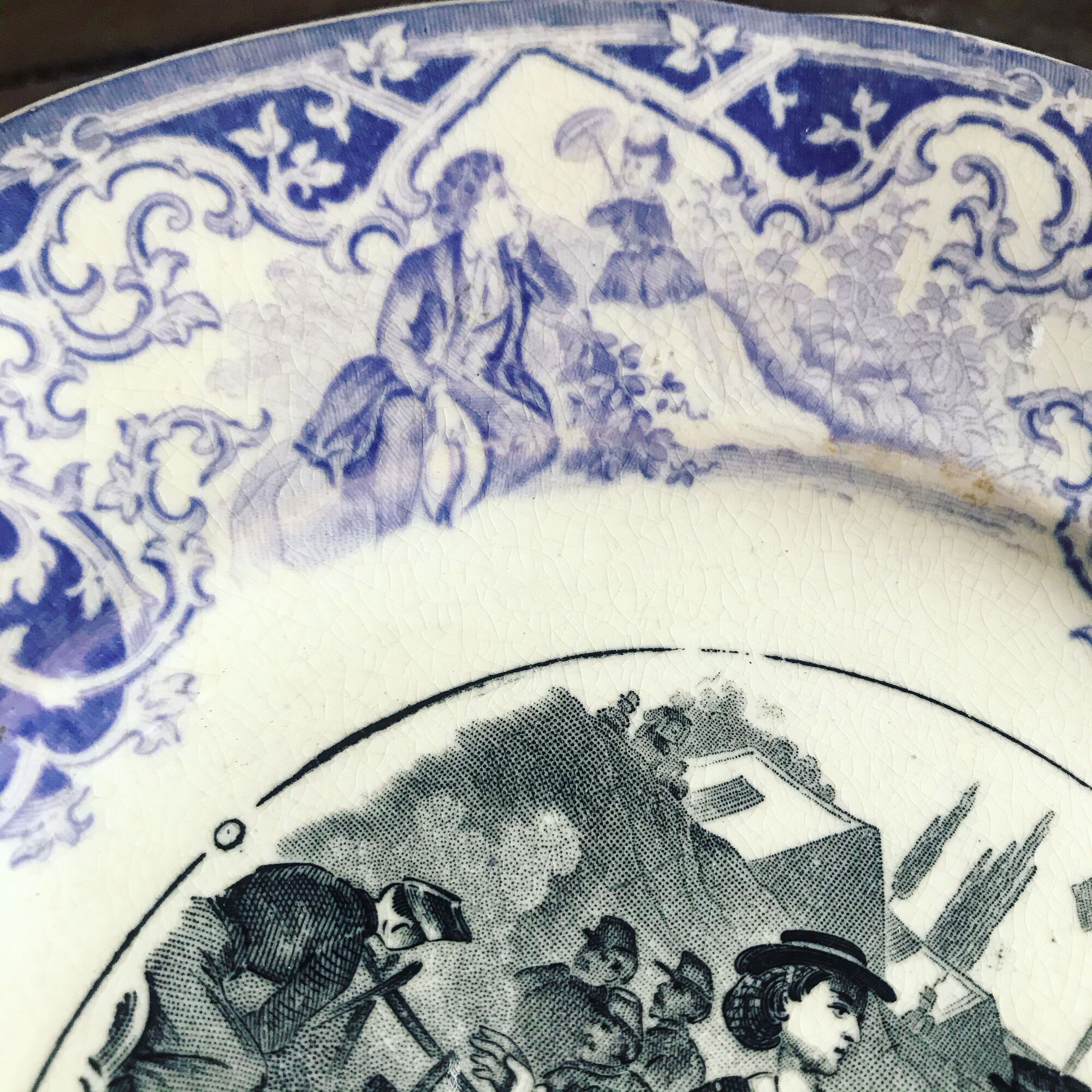 Old talking plate. Opaque from Sarreguemines. 19th century. Violet, black and white. Militaria. Love