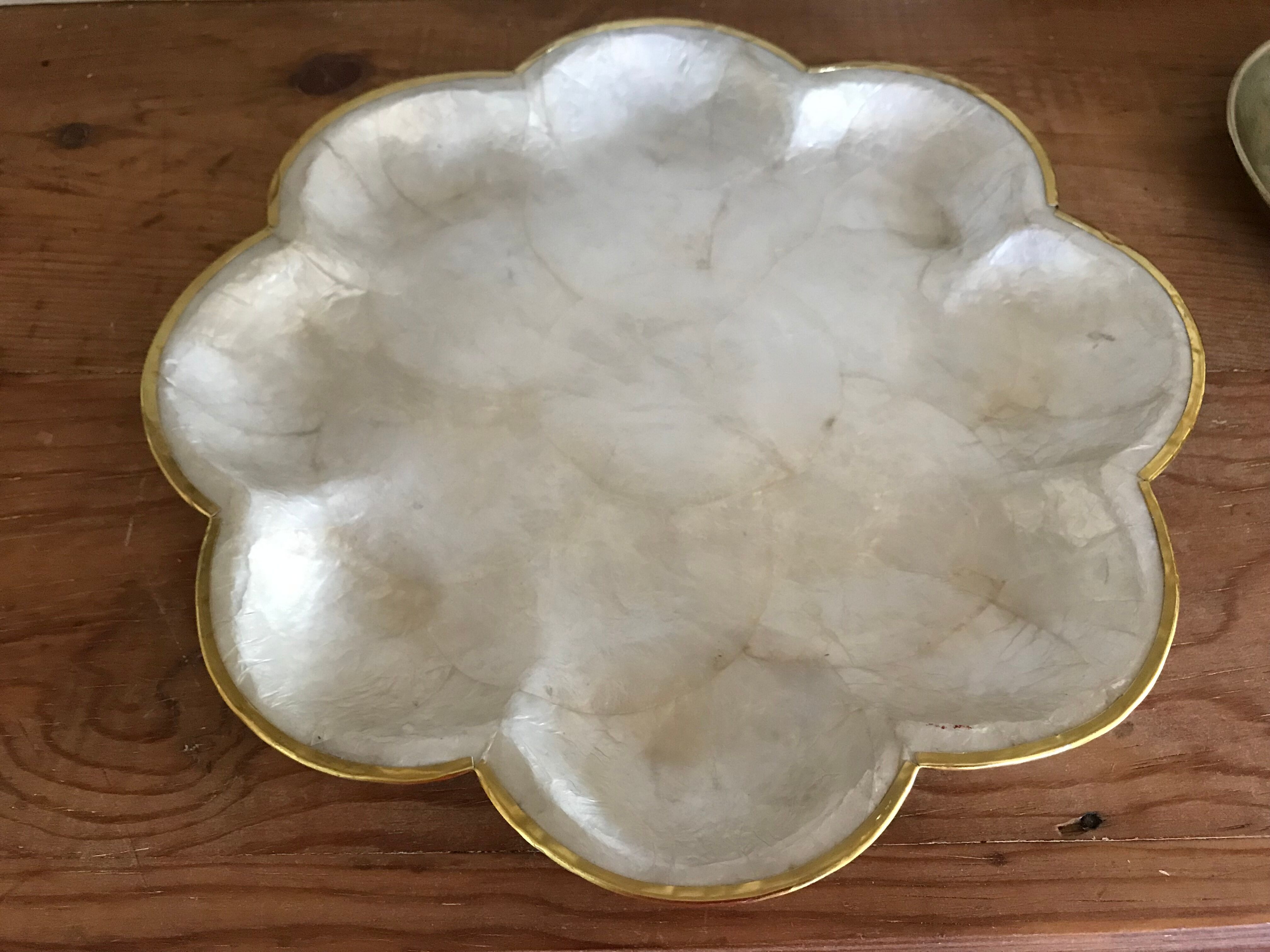 Vintage trinket bowl in mother-of-pearl
