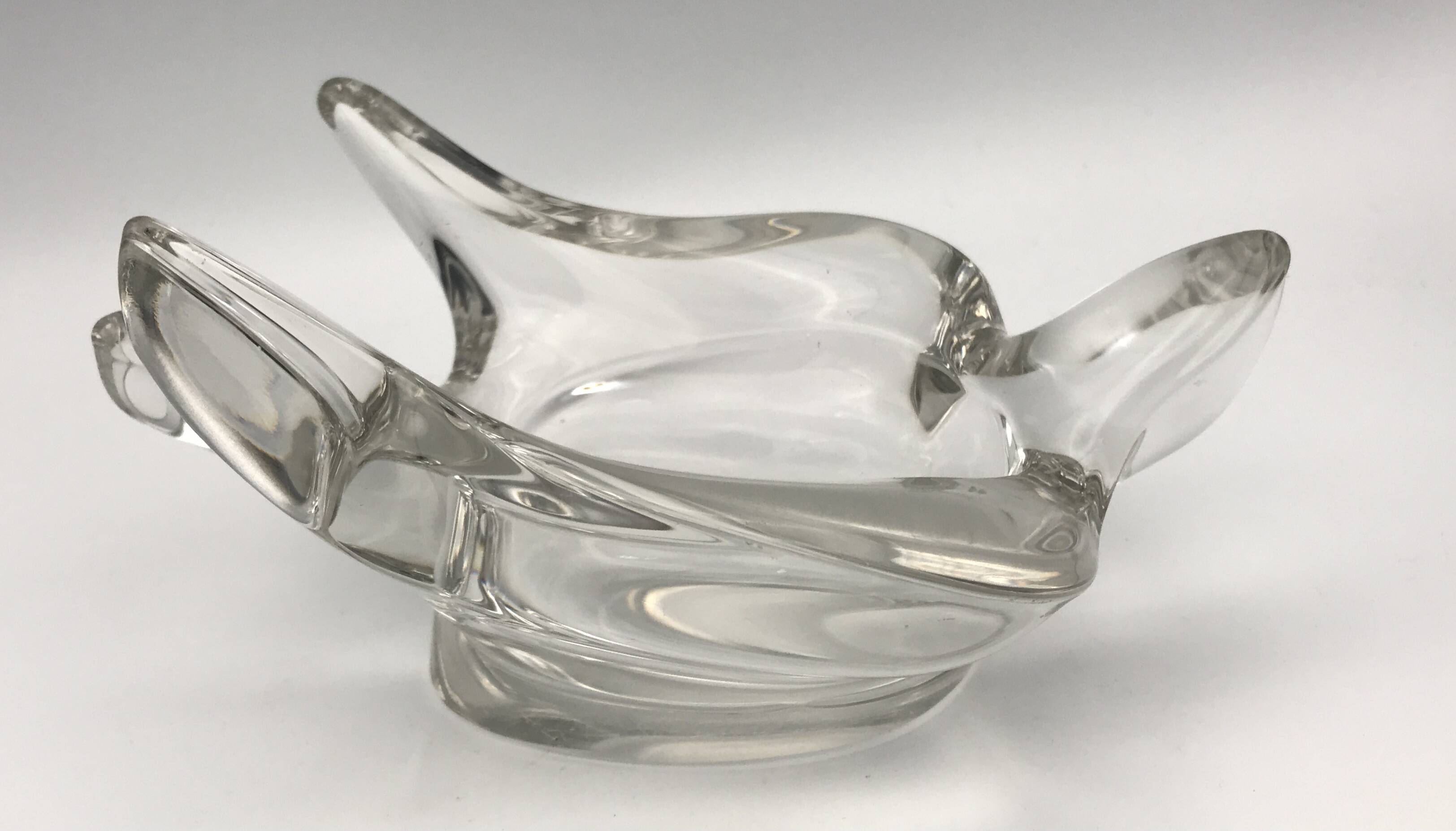 Bird-shaped paperweight, crystal swallow