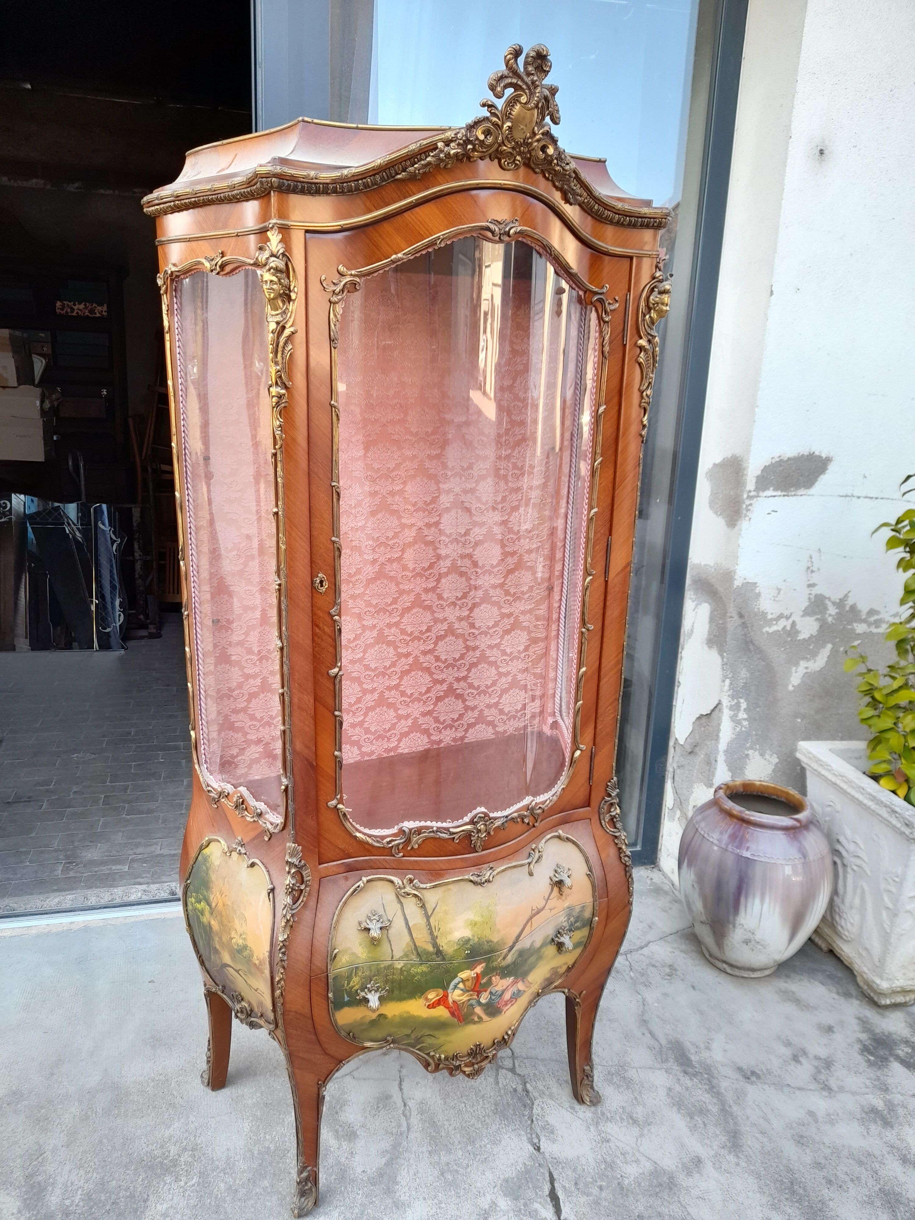 Vitrine Louis XV galbée en marqueterie et vernis Martin