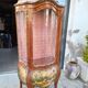 Vitrine Louis XV galbée en marqueterie et vernis Martin