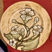 Assiette en céramique, décor de fleur, monogramme a identifier au verso