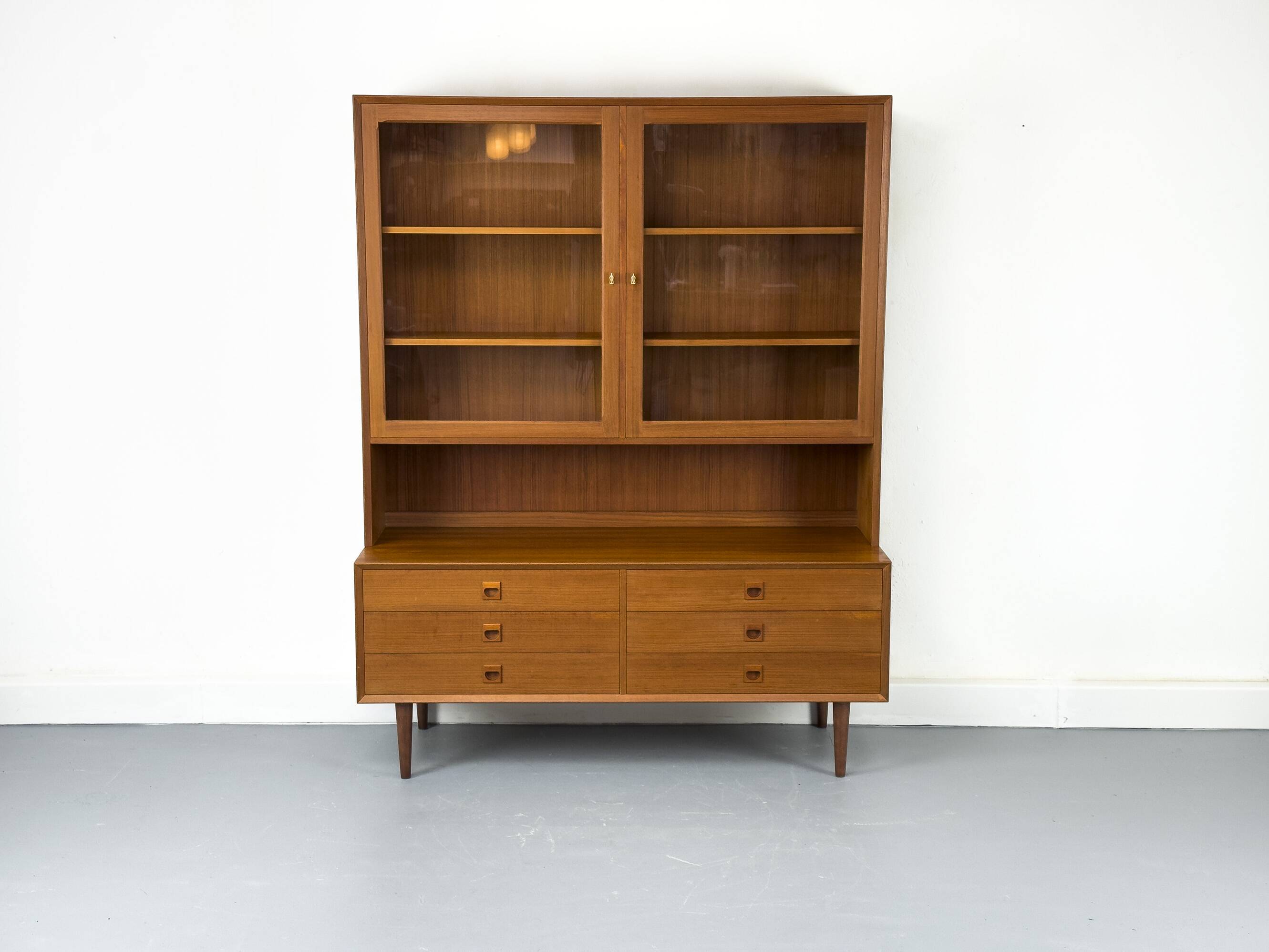 Buffet en teck avec portes en verre par Brouer Møbler, années 1960.