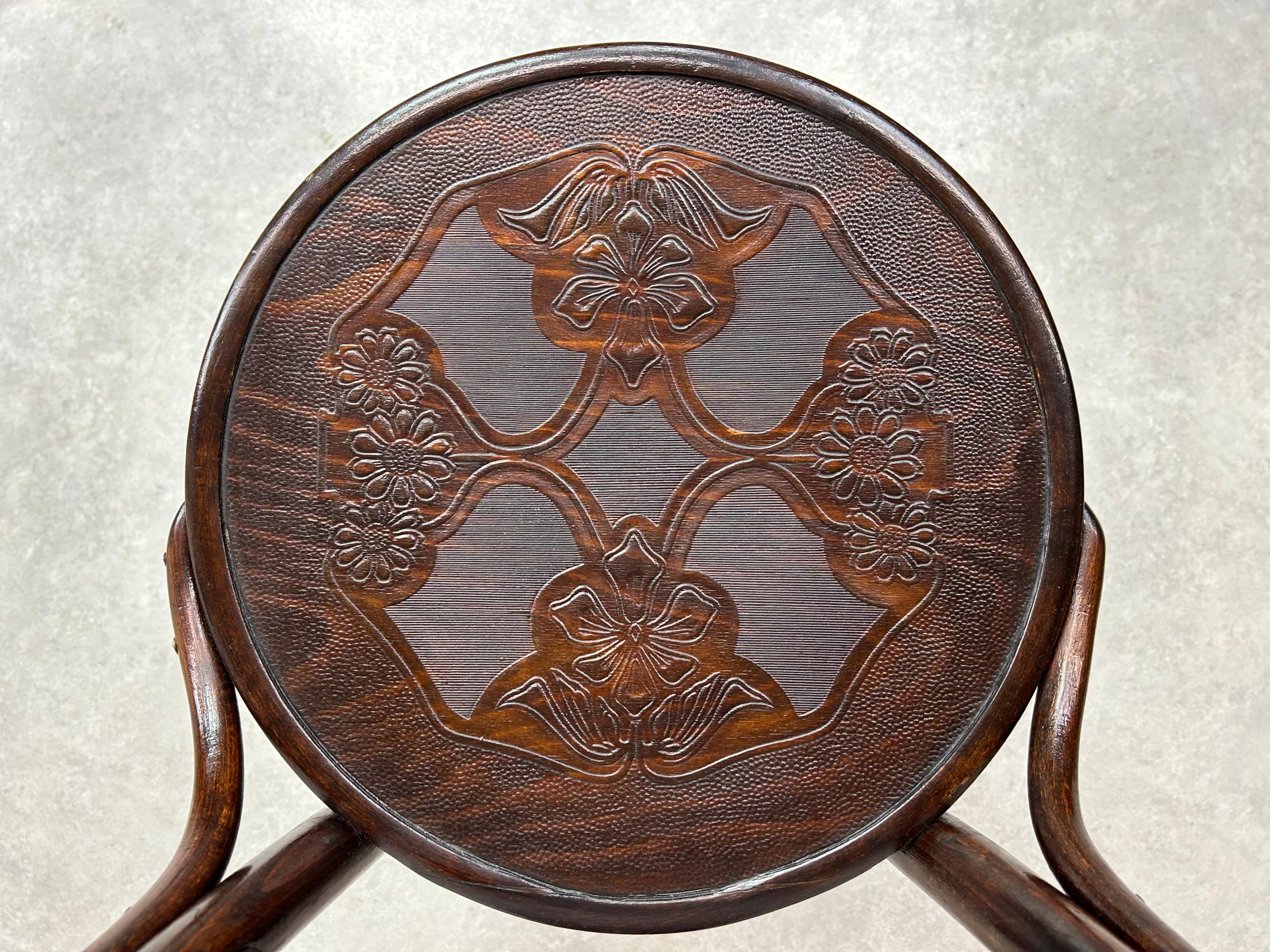 Curved wooden dining chairs by Thonet Mundus