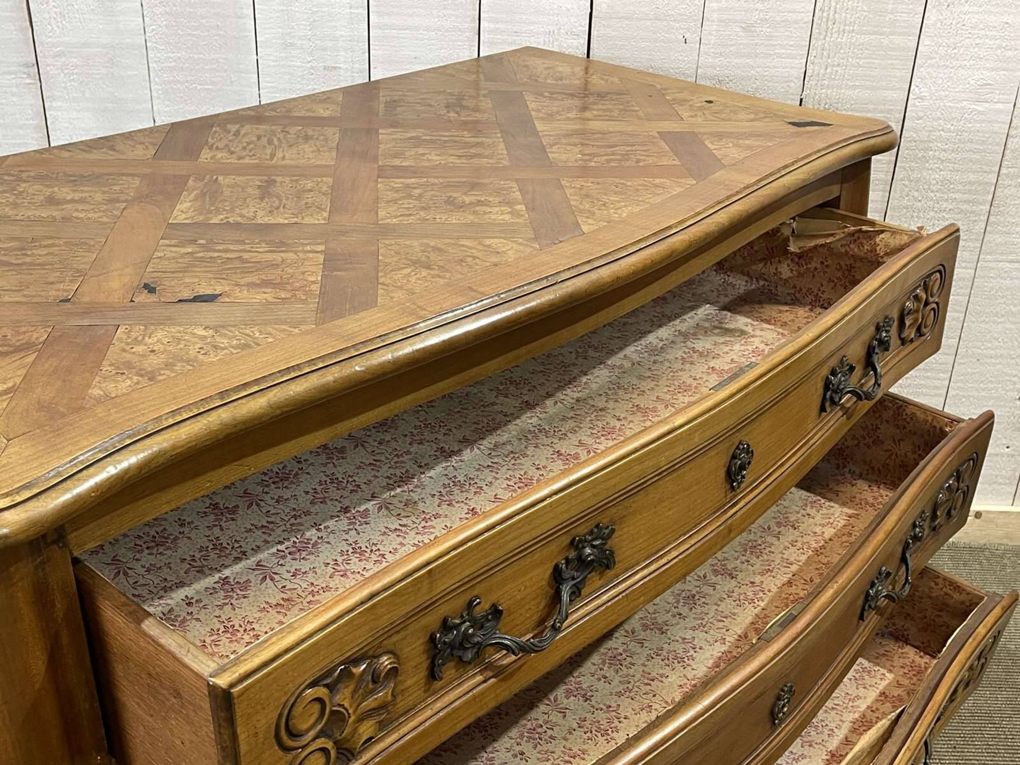 Commode de style Louis XV des années 1950 en merisier et loupe d'orme