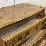 Commode de style Louis XV des années 1950 en merisier et loupe d'orme