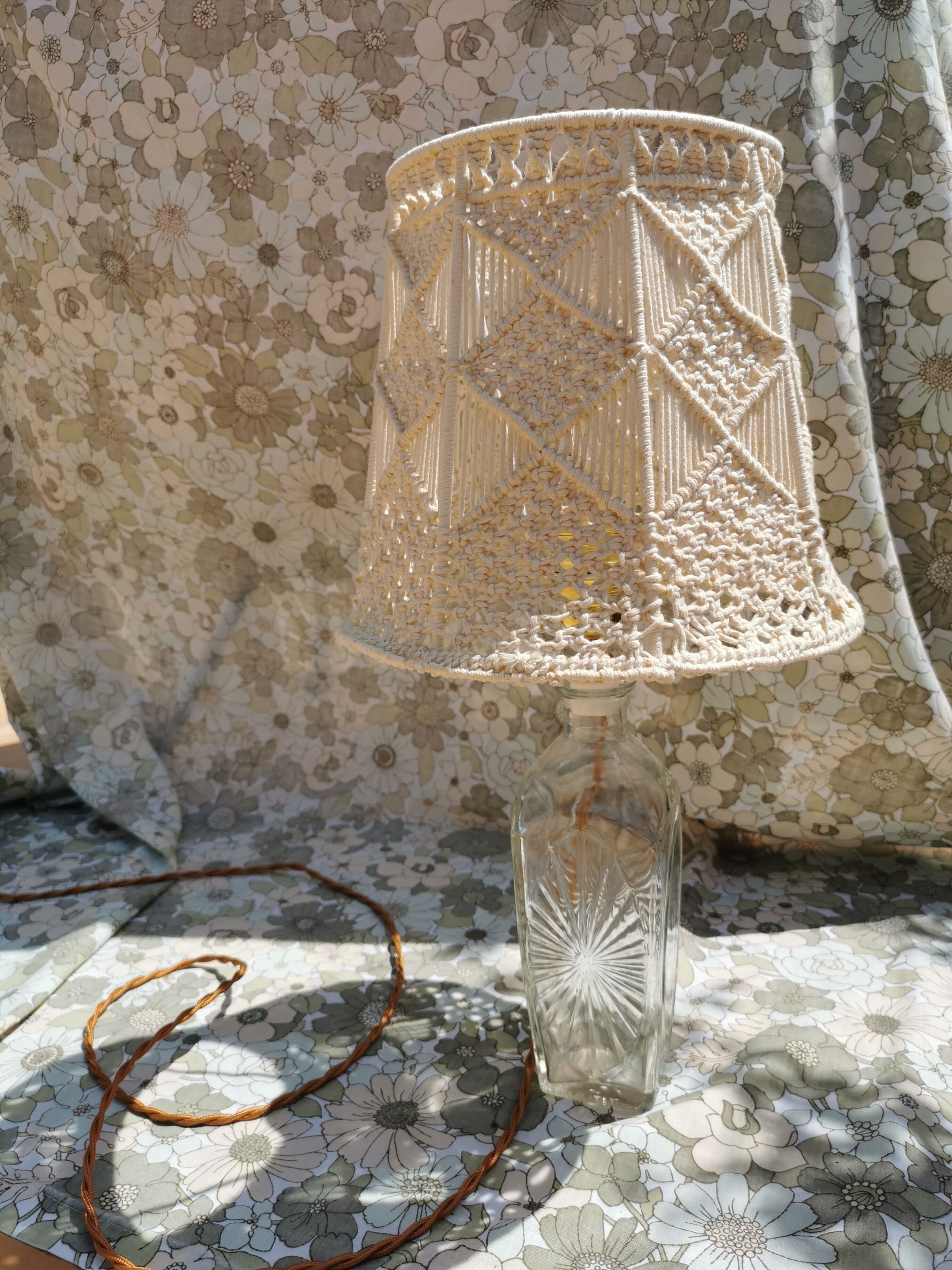 Lampe à poser, pied en verre et abat-jour en crochet années 70