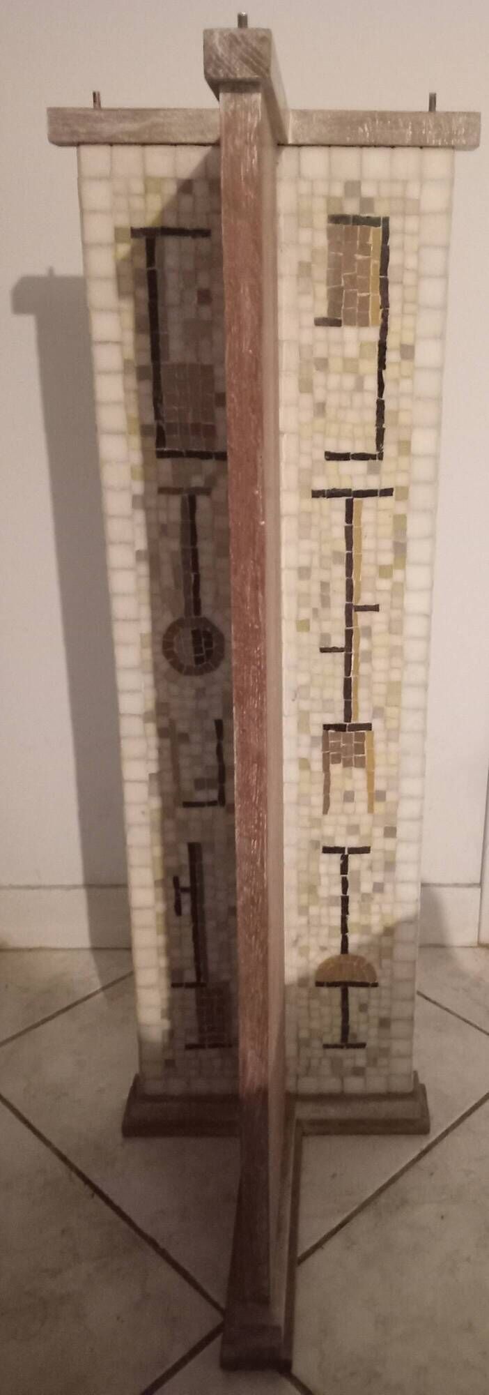 Pedestal column / Vintage stand in mosaic with Antique Labyrinth pattern