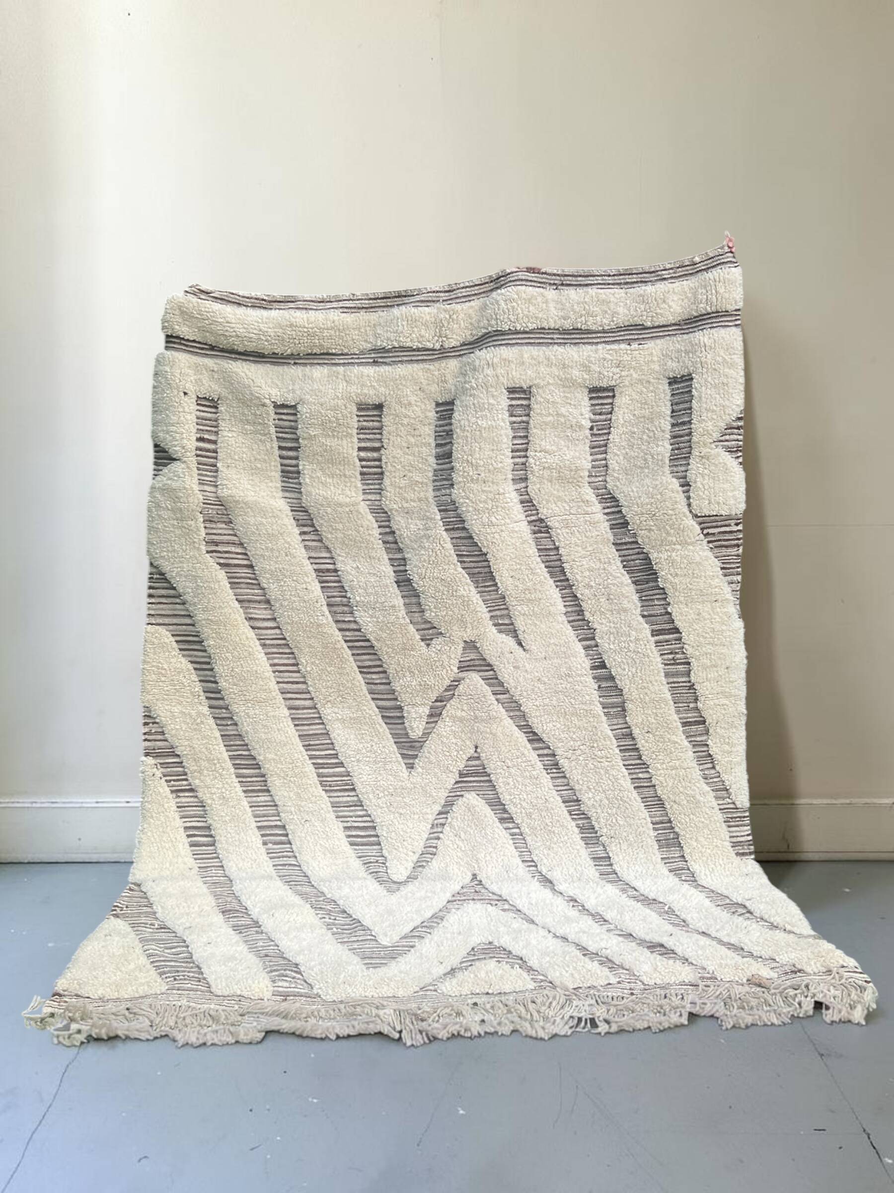 Large hand-knotted beige and cream Berber rug, 2.90m x 1.80m.