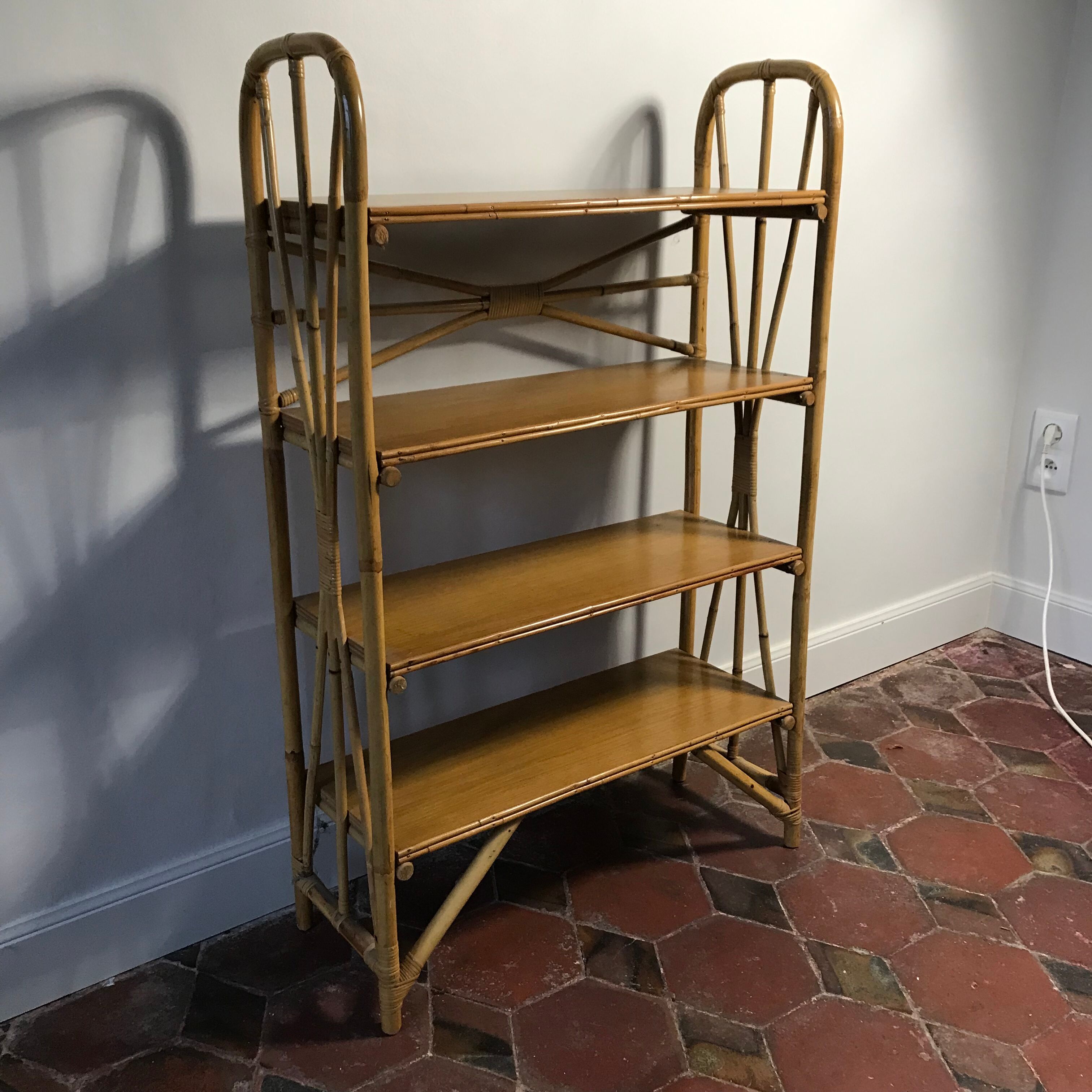 Étagère  sur pieds vintage 1950-60 en rotin clair