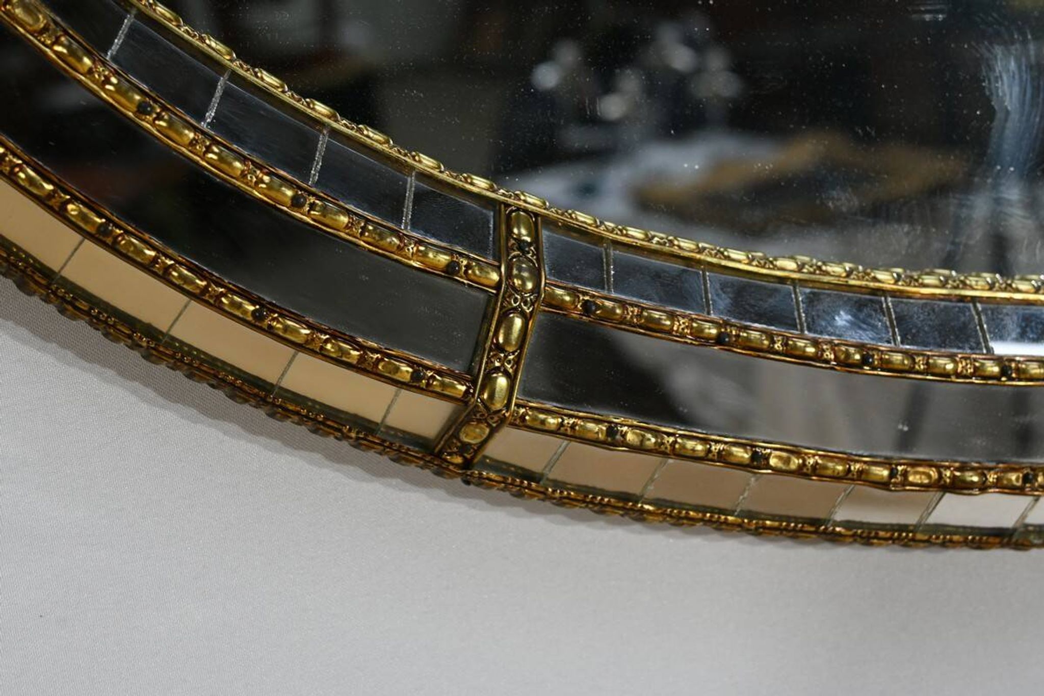 Miroir ovale à parclose en laiton, style hollywood regency – 1970