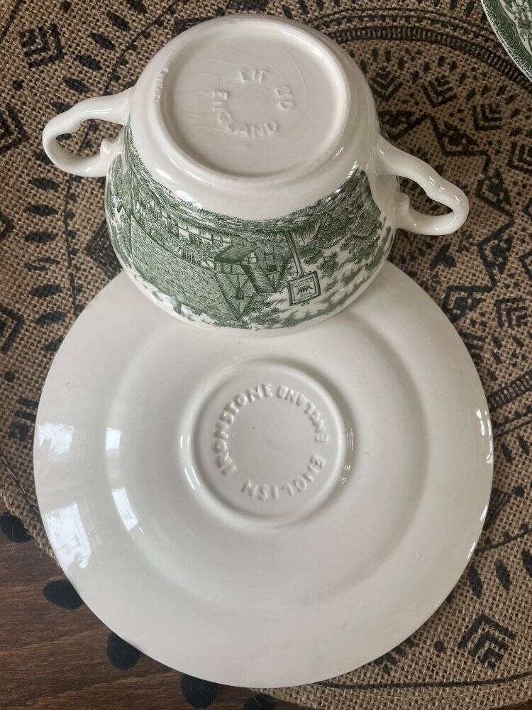 Ensemble de 2 bols à bouillon et soucoupes verts ironstone England