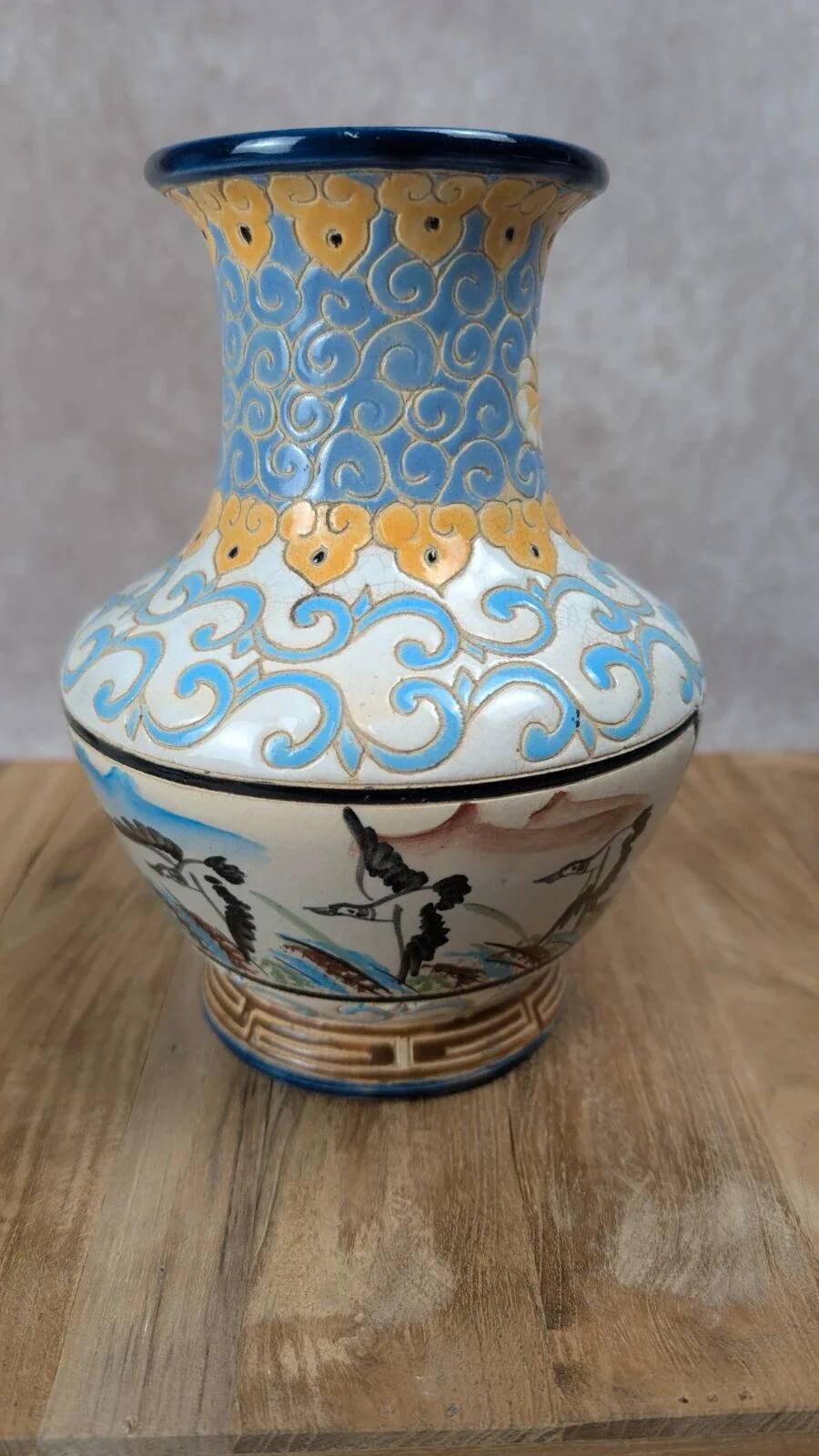 Vase japonisant à décor d’oiseaux et fleurs de lotus