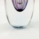 Vase scandinave en verre rayé du milieu du siècle par Vicke Lindstrand pour Kosta Suède années 1950