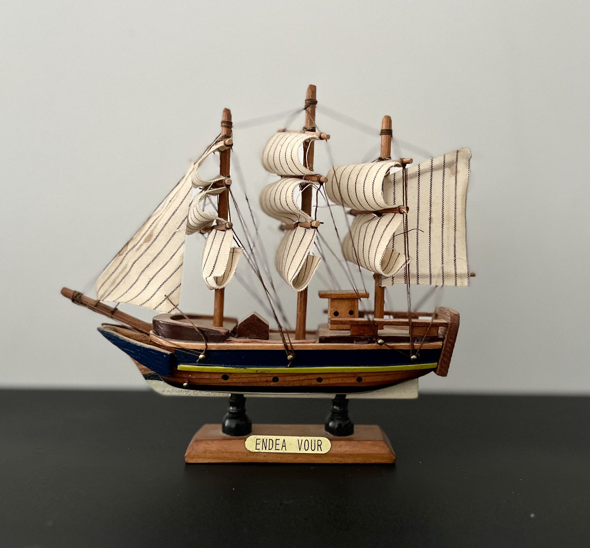 Model sailboat Endea Vour