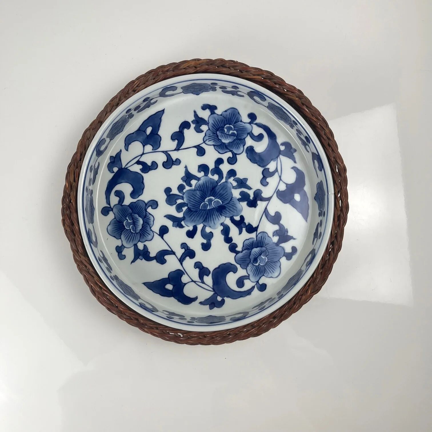 Set of 6 ceramic presentation plates in white and blue, floral pattern with woven wicker frame, 1970s/80s.