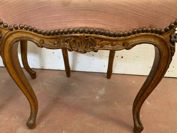 Paire de chaises de style Louis XV en noyer sculpté Xx siècle
