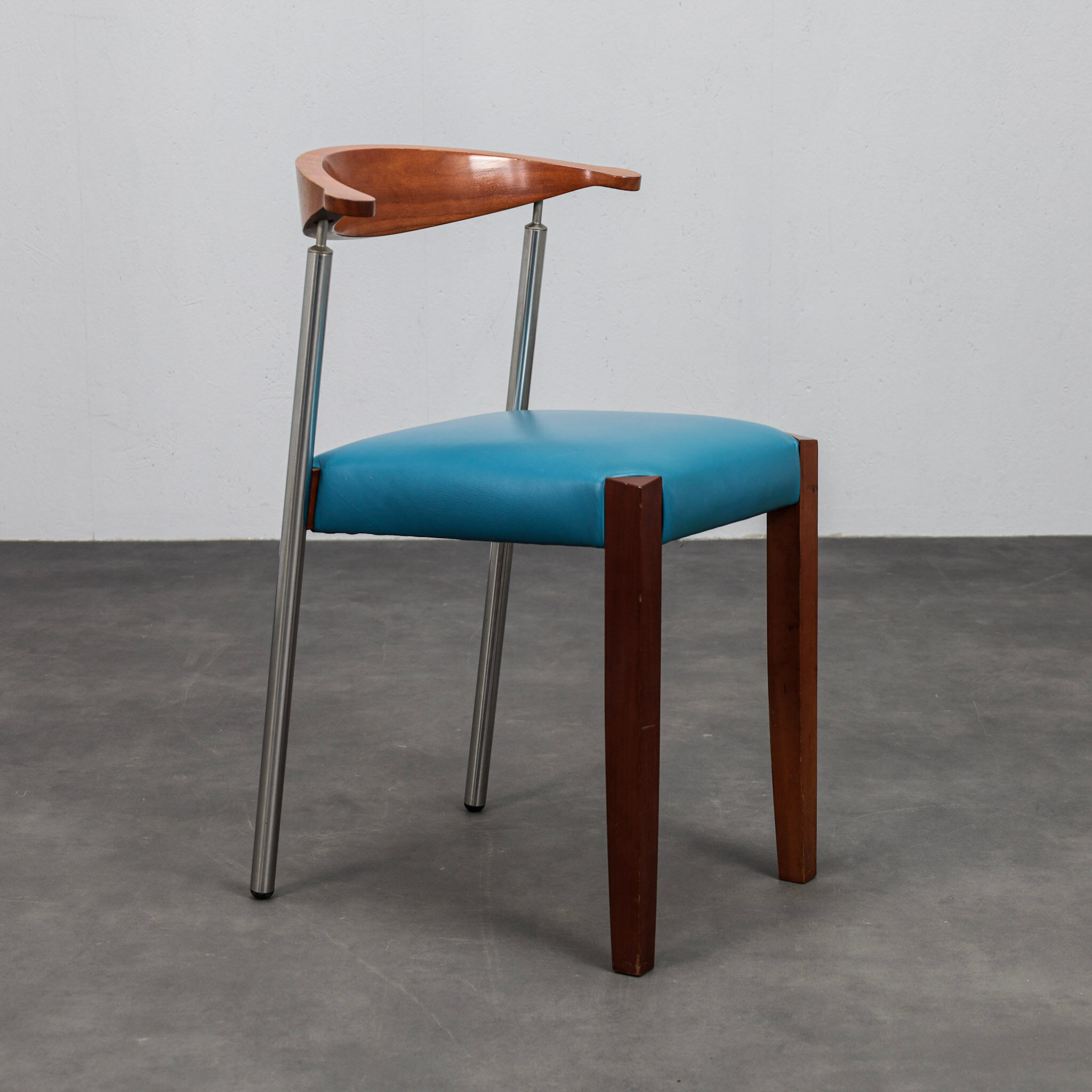 Ensemble de 4 chaises de salle à manger en cuir postmodernes, Italie, années 1990.