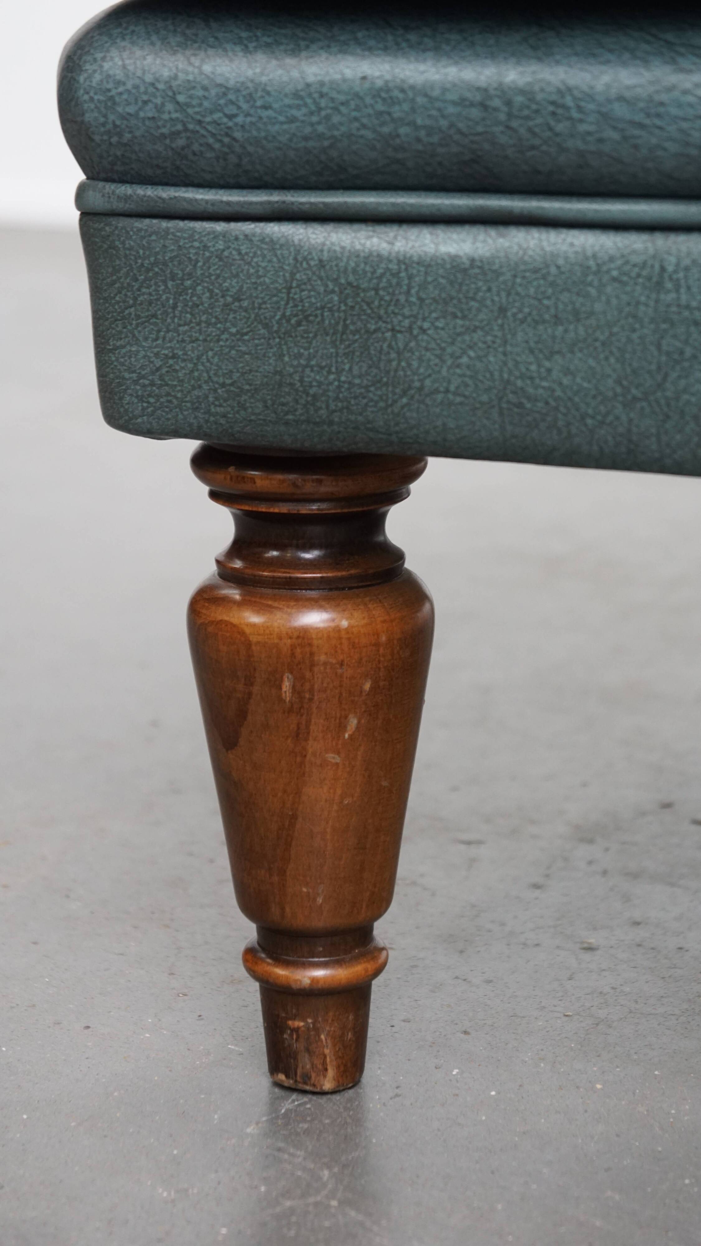 Fauteuil Chesterfield bleu en cuir de vachette de style anglais
